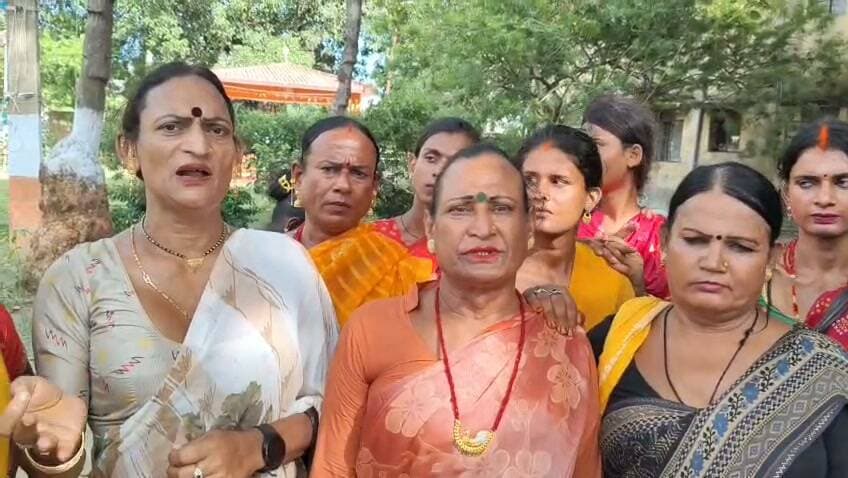 बैरगनिया में पहुंचा किन्नर समाज का जत्था, फर्जी किन्नरों पर कार्रवाई की मांग
*********************************************
बैरगनिया: सीतामढ़ी जिले के बैरगनिया में मंगलवार को किन्नर समाज का एक जत्था पहुंचा। समाज की गुरु एवं अध्यक्ष ज्योति किन्नर के नेतृत्व में पहुंचे किन्नरों ने बैरगनिया थाना अध्यक्ष से मुलाकात कर कथित रूप से फर्जी किन्नर बनकर लोगों से बधाई के नाम पर पैसे मांगने और ठगी करने वालों के खिलाफ कार्रवाई की मांग की।
किन्नर समाज की अध्यक्ष ज्योति किन्नर ने बताया कि उन्हें लगातार स्थानीय लोगों से शिकायत मिल रही थी कि कुछ लोग किन्नर का रूप धारण कर बैरगनिया एवं आसपास के क्षेत्रों में घूम रहे हैं। आरोप है कि ये लोग लोगों के घरों में पहुंचकर कथित रूप से दबाव बनाकर बधाई मांगते हैं और किन्नर समाज के नाम पर पैसे वसूलते हैं।
शिकायत मिलने के बाद ज्योति किन्नर जांच के लिए बैरगनिया पहुंचीं। इसके बाद उन्होंने अपने चेले मुन्ना किन्नर, पूजा किन्नर, रूबी किन्नर और मुस्कान किन्नर के साथ बैरगनिया थाना पहुंचकर थाना अध्यक्ष अरविंद कुमार गिरी को पूरे मामले की जानकारी दी।
किन्नर समाज ने पुलिस से मांग की कि किन्नर समाज के नाम का गलत इस्तेमाल करने वाले कथित फर्जी किन्नरों की पहचान कर उनके खिलाफ उचित कानूनी कार्रवाई की जाए, ताकि समाज की प्रतिष्ठा प्रभावित न हो और आम लोगों को भी परेशानी का सामना न करना पड़े।
पुलिस ने मामले की जानकारी लेकर आवश्यक कार्रवाई का आश्वासन दिया है।