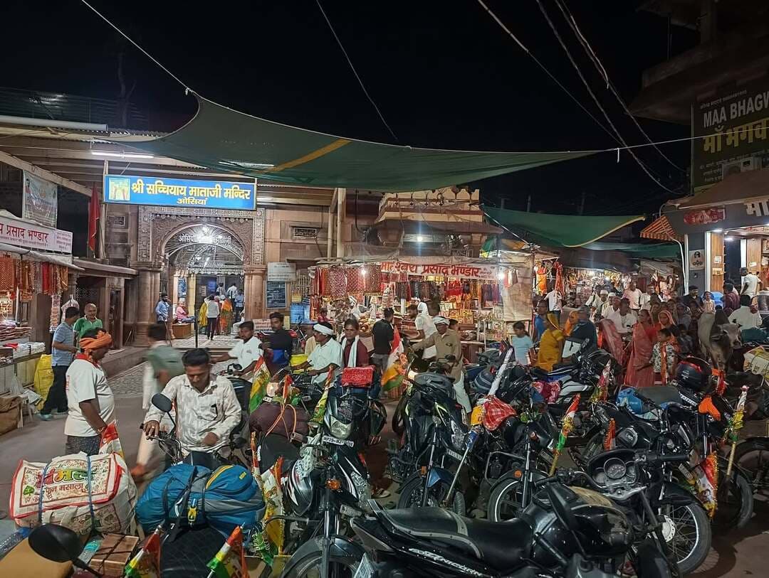 ओसियां में रामदेवरा यात्रियों की भीड़ बढ़ी, लेकिन व्यवस्थाएं नाकाफी
प्रशासन की तैयारियों पर उठे सवाल, श्रद्धालुओं को यातायात व मूलभूत सुविधाओं की चिंता
ओसियां
विश्वविख्यात धार्मिक नगरी ओसियां में रामदेवरा यात्रा पर जाने वाले पैदल यात्रियों और श्रद्धालुओं की भीड़ अब बढ़ने लगी है। सच्चियाय माता मंदिर में दर्शन के लिए बड़ी संख्या में श्रद्धालु पहुंच रहे हैं। आगामी दिनों में यात्रियों की संख्या और बढ़ने की संभावना है, लेकिन इसके साथ ही प्रशासनिक व्यवस्थाओं की कमियां भी सामने आने लगी हैं।
श्रद्धालुओं की बढ़ती आवाजाही के बावजूद यातायात व्यवस्था, पार्किंग, पेयजल, साफ-सफाई, शौचालय और पैदल यात्रियों की सुरक्षा को लेकर पर्याप्त इंतजाम नजर नहीं आ रहे हैं। मुख्य बाजार एवं मंदिर मार्गों पर वाहनों और पैदल यात्रियों की बढ़ती भीड़ के कारण जाम की स्थिति बनने की आशंका है।
व्यवस्था नहीं सुधरी तो बढ़ सकती है परेशानी
रामदेवरा जाने वाले कई यात्री ओसियां को धार्मिक आस्था के महत्वपूर्ण पड़ाव के रूप में देखते हैं। ऐसे में प्रशासन के सामने सबसे बड़ी चुनौती भीड़ प्रबंधन और यातायात को सुचारु बनाए रखने की है। जगह-जगह बेतरतीब खड़े वाहन, संकरे मार्ग और पैदल यात्रियों की आवाजाही से दुर्घटना की आशंका भी बनी रहती है।
श्रद्धालुओं का कहना है कि यात्रा सीजन शुरू होने से पहले ही प्रशासन को अस्थायी पार्किंग, यातायात डायवर्जन, पुलिस जाब्ता, पेयजल व्यवस्था, सार्वजनिक शौचालय और नियमित सफाई की ठोस व्यवस्था करनी चाहिए।
श्रद्धालुओं की सुरक्षा सर्वोच्च प्राथमिकता
रामदेवरा यात्रा के दौरान हजारों श्रद्धालु पैदल एवं विभिन्न साधनों से गुजरते हैं। ऐसे में प्रमुख मार्गों पर रिफ्लेक्टर, बैरिकेडिंग, पर्याप्त रोशनी, मेडिकल सहायता एवं पुलिस गश्त की व्यवस्था जरूरी है। रात के समय पैदल यात्रियों की सुरक्षा के लिए विशेष इंतजाम किए जाने की आवश्यकता है।
धार्मिक पर्यटन की विश्वस्तरीय पहचान रखने वाली ओसियां नगरी में यात्रियों का स्वागत केवल आस्था से नहीं, बल्कि बेहतर व्यवस्थाओं से भी होना चाहिए। प्रशासन यदि समय रहते व्यवस्थाओं को दुरुस्त करता है तो श्रद्धालुओं को राहत मिलेगी और ओसियां की छवि भी और बेहतर होगी।
अब सवाल यही है—रामदेवरा यात्रियों की भीड़ बढ़ने से पहले प्रशासन कितनी गंभीरता से तैयारियां करता है?