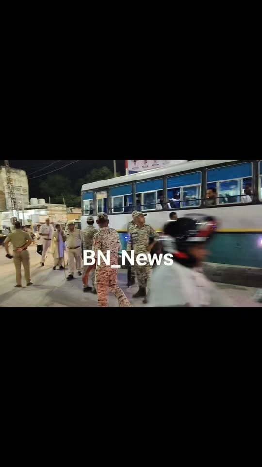 🚨 निकाय चुनावों को लेकर बहरोड़ में पुलिस का फ्लैग मार्च 🚨
बहरोड़ शहर में निकाय चुनावों के मद्देनजर पुलिस ने फ्लैग मार्च निकालकर कानून-व्यवस्था और शांतिपूर्ण मतदान का संदेश दिया।
सड़कों पर पुलिस का मार्च देख लोगों में सुरक्षा का भरोसा बढ़ा।
👮♂️ पुलिस का संदेश—चुनाव शांतिपूर्ण होंगे, कानून तोड़ने वालों पर रहेगी पैनी नजर।
📍 बहरोड़ | BN_News #Behror #BN_News #निकाय_चुनाव #PoliceFlagMarch #RajasthanPolice #BehrorNews #Election2026