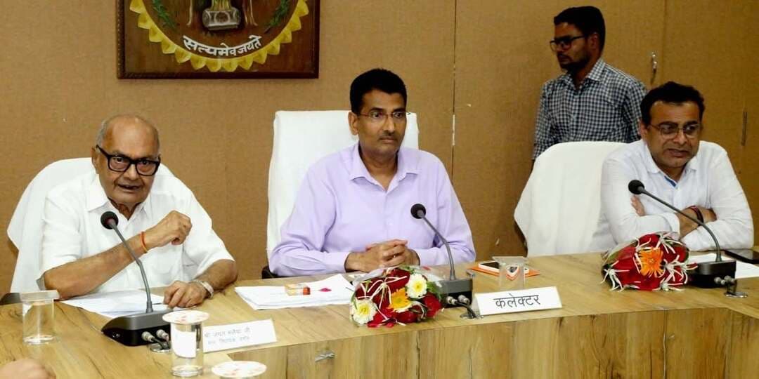 सभी मिलकर निभाएं नैतिक जिम्मेदारी, पूर्व में विद्युत विभाग की बैठक के बेहतर परिणाम आये - विधायक श्री मलैया
==
शहर के विकास कार्यों को मिलेगी गति, हर कार्य की तय हुई समय-सीमा - कलेक्टर श्री यादव
==
स्वच्छता, पेयजल, कचरा प्रबंधन और विकास कार्यों की विधायक मलैया की अध्यक्षता में हुई समीक्षा
==
नगरपालिका बैठक में शहर के विकास पर मंथन
===
दिए गए अहम् दिशा- निर्देश, हर कार्य की हुई समय-सीमा तय
===
नगरपालिका से संबंधित विभिन्न विषयों पर बैठक में विस्तार से चर्चा की गई। शहर के विकास, नागरिक सुविधाओं में विस्तार तथा व्यवस्थाओं को बेहतर बनाने के लिए आवश्यक कदमों और प्रभावी नियम-कायदों पर विचार-विमर्श हुआ।
विधायक जयंत मलैया ने कहा कि शहर के विकास के लिए सभी को मिलकर प्रयास करना होगा। नगरपालिका के कार्यों को लेकर सभी संबंधितों की सहभागिता महत्वपूर्ण है। उन्होंने कहा पूर्व में विद्युत मंडल की बैठक के भी बेहतर परिणाम सामने आए हैं।
उन्होंने कहा यह नैतिक जिम्मेदारी का विषय है। भले ही इसके लिए कोई कानूनी बाध्यता न हो, लेकिन नगरपालिका अधिकारियों, नेता प्रतिपक्ष और उपाध्यक्ष द्वारा हस्ताक्षर कर जिम्मेदारी लेना महत्वपूर्ण है। उन्होंने कहा शहर के विकास के लिए जो कार्य एक व्यक्ति नहीं कर सकता, उसे दूसरा और दूसरा नहीं कर सकता तो तीसरा व्यक्ति आगे बढ़कर पूरा कर सकता है।
कलेक्टर प्रताप नारायण यादव ने कहा कि शहरवासियों को बेहतर सुविधाएं उपलब्ध कराने तथा उनकी रोजमर्रा की आवश्यकताओं और समस्याओं का तत्परता, शीघ्रता एवं संवेदनशीलता के साथ निराकरण करना जिला प्रशासन का प्रमुख प्रयास है। शहर की सफाई व्यवस्था में सुधार, पेयजल एवं कचरा प्रबंधन को बेहतर बनाने तथा विकास कार्यों को पारदर्शी एवं गुणवत्तापूर्ण तरीके से पूर्ण कराने के उद्देश्य से विधायक जयंत मलैया की अध्यक्षता में बैठक आयोजित की गई।
कलेक्टर श्री यादव ने कहा कि बैठक में शहर से संबंधित विभिन्न बिंदुओं पर विस्तार से चर्चा की गई। ऐसे कार्य जो लंबित हैं, जिनके टेंडर होना हैं अथवा हो चुके हैं, जिनमें कार्य प्रारंभ किया जाना है तथा जिन कार्यों का लोकार्पण किया जाना है, सभी की समीक्षा की गई। उन्होंने कहा इन कार्यों को गति देते हुए निर्धारित समय-सीमा में पूर्ण कराया जाएगा, ताकि आमजन को शीघ्र उनका लाभ मिल सके।
2022 से लंबित कार्यों को भी पूरा करने की तय हुई समय-सीमा
कलेक्टर ने कहा शहर में कई ऐसे विकास कार्य हैं जो वर्ष 2022 से लंबित हैं। इन कार्यों के लिए राशि उपलब्ध हो चुकी थी, लेकिन कुछ कार्य प्रारंभ नहीं हुए हैं और कुछ कार्य प्रारंभ होने के बावजूद अभी तक पूर्ण अथवा लोकार्पित नहीं हुए हैं। बैठक में प्रत्येक कार्य के लिए समय-सीमा निर्धारित की गई है। निर्धारित अवधि में कार्य पूर्ण कर उन्हें जनता को समर्पित किया जाएगा, ताकि जिन उद्देश्यों को लेकर शासन द्वारा कार्य स्वीकृत किए गए और राशि उपलब्ध कराई गई थी, वे उद्देश्य पूरे हो सकें तथा शहरवासियों को वास्तविक लाभ मिल सके।
कलेक्टर श्री यादव ने कहा हर कार्य की समीक्षा कर उसकी समय-सीमा तय की गई है। संबंधित विभागों को निर्धारित समय में कार्य पूर्ण करना होगा। यदि कार्य में किसी प्रकार की कठिनाई आती है तो उसकी जानकारी समय पर दी जाए, ताकि समस्या का निराकरण करते हुए कार्य को आगे बढ़ाया जा सके।
जरूरत पड़ने पर विधायक निधि से भी मिलेगा सहयोग
बैठक में विधायक जयंत मलैया ने भी शहर के विकास कार्यों के लिए विशेष परिस्थितियों में आवश्यकता पड़ने पर अपनी विधायक निधि से सहयोग देने की बात कही है। यदि किसी कार्य के लिए भोपाल स्तर से राशि की आवश्यकता होगी तो उसके लिए भी प्रयास कर आवश्यक फंड उपलब्ध कराने की पहल की जाएगी। इससे शहरवासियों को यह महसूस हो कि विकास कार्यों में शासन और प्रशासन का पूरा सहयोग मिल रहा है।
जनप्रतिनिधियों के साथ लगातार होगी विकास कार्यों की समीक्षा
कलेक्टर ने कहा आगामी समय में भी विधायक एवं अन्य जनप्रतिनिधियों के साथ इस प्रकार की बैठकें लगातार आयोजित की जाएंगी। आज लिए गए निर्णयों का पालन सुनिश्चित किया जाएगा और कार्यों की प्रगति की समीक्षा होती रहेगी। उन्होंने कहा सभी का प्रयास है कि शहरवासियों की समस्याओं का निराकरण हो, उन्हें बेहतर सुविधाएं मिलें और दमोह शहर स्वच्छ, सुंदर एवं विकसित शहर के रूप में आगे बढ़े।
#damoh #CMMadhyaPradesh #Damoh