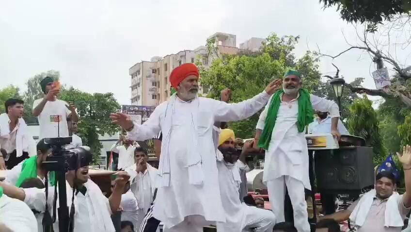 मेरठ कमिश्नरी पर किसानों का शक्ति प्रदर्शन, ट्रैक्टर-ट्रॉलियों से घिरा प्रशासनिक मुख्यालय
राकेश टिकैत के नेतृत्व में धरने पर बैठे किसान, प्रशासन से वार्ता जारी
कमिश्नरी के आसपास यातायात प्रभावित, पुलिस-प्रशासन ने संभाला मोर्चा
✒️ रिपोर्ट: यूपी हेड नागेंद्र पांडये
मेरठ (उत्तर प्रदेश)। मेरठ में भारतीय किसान यूनियन (भाकियू) के बैनर तले किसानों का बड़ा प्रदर्शन देखने को मिला। बड़ी संख्या में किसान ट्रैक्टर-ट्रॉलियों के साथ मेरठ कमिश्नरी पहुंचे और परिसर के आसपास धरना शुरू कर दिया। किसानों ने मौके पर टेंट लगाकर प्रदर्शन को लंबे समय तक जारी रखने के संकेत दिए हैं। प्रदर्शन में किसान नेता राकेश टिकैत भी शामिल हुए और किसानों के बीच बैठकर उनकी मांगों को लेकर प्रशासन पर दबाव बनाया।
प्रदर्शन के चलते कमिश्नरी के आसपास का इलाका ट्रैक्टर-ट्रॉलियों से भर गया, जिससे शहर की यातायात व्यवस्था प्रभावित हो गई। कई प्रमुख मार्गों पर वाहनों की लंबी कतारें लग गईं और आम लोगों को आवागमन में कठिनाइयों का सामना करना पड़ा।
स्थिति को नियंत्रित करने और किसानों से वार्ता के लिए एडीएम सिटी ब्रजेश सिंह तथा एसपी सिटी विनायक भोंसले मौके पर पहुंचे। दोनों अधिकारियों ने किसान नेताओं से बातचीत कर प्रदर्शन समाप्त कराने और मांगों के समाधान का प्रयास किया। फिलहाल प्रशासन और किसान नेताओं के बीच वार्ता जारी है।
कानून-व्यवस्था बनाए रखने के लिए कमिश्नरी परिसर और आसपास के क्षेत्रों में भारी पुलिस बल तैनात किया गया है। प्रशासन लगातार हालात पर नजर बनाए हुए है ताकि किसी प्रकार की अप्रिय घटना न हो।
किसानों का कहना है कि जब तक उनकी मांगों पर ठोस निर्णय नहीं लिया जाएगा, तब तक आंदोलन जारी रहेगा। वहीं प्रशासन का कहना है कि किसानों की समस्याओं को सुना जा रहा है और वार्ता के माध्यम से समाधान निकालने का प्रयास किया जा रहा है।
🟥 ND NEWS | दैनिक निष्पक्ष धारा की अपील
लोकतांत्रिक व्यवस्था में शांतिपूर्ण प्रदर्शन प्रत्येक नागरिक का अधिकार है, वहीं सार्वजनिक व्यवस्था बनाए रखना भी सभी की सामूहिक जिम्मेदारी है। सभी पक्ष संवाद और संवैधानिक प्रक्रिया के माध्यम से समाधान निकालने का प्रयास करें, ताकि आमजन को अनावश्यक असुविधा न हो।
जनहित सुझाव
प्रदर्शन पूरी तरह शांतिपूर्ण और कानून के दायरे में रखें।
प्रशासन किसानों की मांगों पर समयबद्ध संवाद सुनिश्चित करे।
आम नागरिक वैकल्पिक मार्गों का उपयोग करें और यातायात पुलिस के निर्देशों का पालन करें।
सोशल मीडिया पर केवल सत्यापित जानकारी ही साझा करें।
किसी भी अफवाह या भड़काऊ संदेश से बचें।
👇👇👇
#NDNEWS #दैनिकनिष्पक्षधारा #Meerut #FarmersProtest #BKU #RakeshTikait #KisanAndolan #MeerutNews #UPNews #BreakingNews #TrafficUpdate #UttarPradesh
👇👇👇
@UPGovt
@CMOfficeUP
@myogiadityanath
@Uppolice
@meerutpolice
@dmmeerut
@InfoDeptUP
@kisan_up
👇👇
🟥 ND NEWS | दैनिक निष्पक्ष धारा
मुख्य संपादक / संस्थापक: राजन सिंह हाड़ा
सह-संपादक: शालिनी सिंह भदौरिया
✒️ रिपोर्ट: यूपी हेड नागेंद्र पांडये
📍 कार्यालय-3: U158, हीरा स्वीट्स के पास, विकास मार्ग, लक्ष्मी नगर, पूर्वी दिल्ली – 110092 (NCR)
📍 कार्यालय-2: विधानसभा रोड, बर्लिंगटन चौराहा, लखनऊ – 226001 (UP)
📍 कार्यालय-1: 1/1 अटल बिहारी चौराहा, नियर बर्मा चौराहा, फतेहपुर – 212601 (UP)
📅 दिनांक: 1 सितंबर 2026
📆 दिन: मंगलवार
📧 Email: ndnewschannel@gmail.com
📞 मोबाइल: 096961 19696