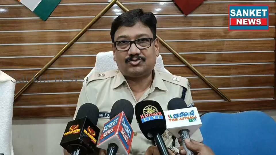 ବାଲେଶ୍ଵର ଟାଉନ ଥାନା ବଣିଆପଟି କାଳୀମନ୍ଦିର ଠାରେ ଅନିରୁଦ୍ଧ ସିଂ ଙ୍କ ହତ୍ୟା ଘଟଣାର ହତ୍ୟାକାରୀ ବାଙ୍ଗୁରୁ ଓରଫ ଚୈତନ୍ୟ ହେମ୍ବ୍ରମ ଗିରଫ ନେଇ ସାମ୍ବାଦିକ ସମ୍ମିଳନୀରେ ସୂଚନା ଦେଲେ ଆଡ଼ିସିନାଲ ଏସପି ପରେଶ ରାଉତ