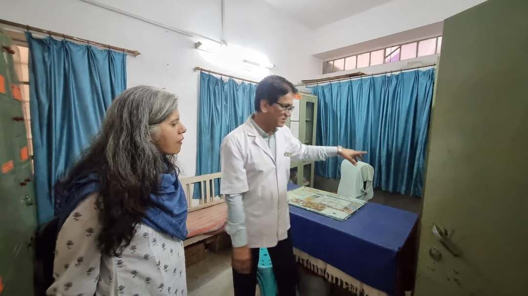 अतिरिक्त निदेशक पहुंचीं आदर्श आयुर्वेद औषधालय, व्यवस्थाओं का लिया जायजा
आदर्श औषधालय की आदर्श गतिविधियों से हुई अभिभूत
पंचकर्म चिकित्सा शिविर, स्वर्ण प्राशन कार्यक्रम एवं रिकॉर्ड कीपिंग औषधालय मेनेंजमेंट की सराहना
@followers @top fans News 24 Udaipur
#udaipur #nonfollowers #viralpost #ayurvedahospital #inspection
उदयपुर, 31 अगस्त। आयुर्वेद विभाग अजमेर की अतिरिक्त निदेशक ज्योति ककवानी ने सोमवार को सिंधी बाजार स्थित राजकीय आदर्श आयुर्वेद औषधालय का निरीक्षण किया। इस दौरान उन्होंने औषधालय में संचालित विभिन्न चिकित्सा एवं जनोपयोगी गतिविधियों का विस्तार से अवलोकन किया तथा व्यवस्थाओं की जानकारी ली।
वरिष्ठ आयुर्वेद चिकित्सा अधिकारी डॉ. शोभालाल औदीच्य ने बताया कि अतिरिक्त निदेशक ने औषधालय में औषधि वितरण व्यवस्था, साफ-सफाई, पंचकर्म चिकित्सा शिविर, स्वर्ण प्राशन कार्यक्रम एवं रिकॉर्ड कीपिंग का जायजा लिया। निरीक्षण के दौरान पंचकर्म चिकित्सा शिविर की गतिविधियों को देखकर अतिरिक्त निदेशक अभिभूत हुई तथा निरंतर लगने वाले चिकित्सा शिविरो के सुव्यवस्थित संचालन की सराहना की। उन्होंने रोगियों को उपलब्ध कराई जा रही पंचकर्म चिकित्सा सेवाओं के संबंध में जानकारी भी ली।
अतिरिक्त निदेशक ने औषधालय में आयोजित किए जा रहे स्वर्ण प्राशन कार्यक्रम की गतिविधियों की भी जानकारी ली। उन्होंने कार्यक्रम के सुव्यवस्थित आयोजन एवं बच्चों को उपलब्ध कराई जा रही सेवाओं और रिकॉर्ड एवं दस्तावेजों के सुव्यवस्थित संधारण का अवलोकन करते हुए रिकॉर्ड कीपिंग की विशेष रूप से सराहना की। उन्होंने औषधि वितरण व्यवस्था एवं साफ-सफाई का भी निरीक्षण किया और औषधालय परिसर में स्वच्छता एवं व्यवस्थाओं से अभिभूत हुईं। निरीक्षण के दौरान औषधालय के चिकित्सक एवं समस्त कार्मिक उपस्थित रहे। एवं उनके कार्याे की सराहना की।