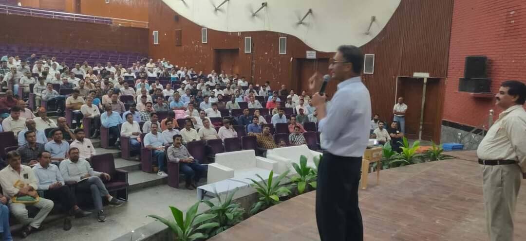 नगर निकाय चुनाव - 2026
पीठासीन अधिकारी निर्वाचन प्रक्रिया की महत्वपूर्ण कड़ी, पूर्ण संवेदनशीलता के साथ करें कार्य- जिला निर्वाचन अधिकारी
पीठासीन अधिकारियों का प्रशिक्षण
@followers @top fans News 24 Udaipur
#NikayChunav #election #viralpost #nonfollowers #udaipur #ProTraining
उदयपुर, 31 अगस्त। नगर निकाय चुनाव-2026 को लेकर निर्वाचन प्रक्रिया को सुचारू, निष्पक्ष एवं पारदर्शी ढंग से संपन्न कराने के लिए पीठासीन अधिकारियों का प्रशिक्षण सोमवार को सुखाड़िया रंगमंच सभागार, दीनदयाल उपाध्याय सभागार एवं पार्षद सभागार में आयोजित किया गया। जिला निर्वाचन अधिकारी एवं जिला कलक्टर गौरव अग्रवाल की उपस्थिति में आयोजित प्रशिक्षण में पीठासीन अधिकारियों को मतदान प्रक्रिया से जुड़े विभिन्न महत्वपूर्ण पहलुओं का सैद्धांतिक एवं व्यावहारिक प्रशिक्षण दिया गया।
निष्पक्ष निर्वाचन ही लोकतंत्र की मजबूती का आधार
जिला निर्वाचन अधिकारी श्री अग्रवाल ने कहा कि लोकतंत्र में निर्वाचन प्रक्रिया सबसे महत्वपूर्ण है और इसकी निष्पक्षता एवं पारदर्शिता पर ही लोकतंत्र का भविष्य निर्भर करता है। उन्होंने कहा कि पीठासीन अधिकारी निर्वाचन प्रक्रिया की महत्वपूर्ण कड़ी हैं। ऐसे में सभी अधिकारी प्रशिक्षण को पूरी गंभीरता से लें और निर्वाचन संबंधी प्रत्येक दायित्व एवं प्रक्रिया को पूर्ण संवेदनशीलता और सतर्कता के साथ निभाएं। निर्वाचन के दौरान भारत निर्वाचन आयोग एवं राज्य निर्वाचन आयोग द्वारा निर्धारित नियमों एवं निर्देशों की अक्षरशः पालना सुनिश्चित की जाए, ताकि मतदाता स्वतंत्र एवं निर्भीक होकर अपने मताधिकार का प्रयोग कर सकें।
मतदान केंद्र की व्यवस्थाओं से लेकर ईवीएम संचालन तक प्रशिक्षण
प्रशिक्षण प्रकोष्ठ के सहायक प्रभारी डॉ. महामाया प्रसाद चौबीसा सहित मास्टर ट्रेनरों ने पीठासीन अधिकारियों को निर्वाचन प्रक्रिया की बारीकियों से अवगत कराया। प्रशिक्षण के दौरान अधिकारियों की शंकाओं का समाधान करते हुए मतदान दिवस पर संभावित परिस्थितियों में अपनाई जाने वाली प्रक्रिया की भी जानकारी दी गई। प्रशिक्षण के दौरान पीठासीन अधिकारियों को मतदान केंद्र पर आवश्यक व्यवस्थाओं, मतदान की गोपनीयता बनाए रखने, मतदान की संपूर्ण प्रक्रिया तथा विभिन्न परिस्थितियों में अपनाई जाने वाली कार्यवाही के संबंध में विस्तार से जानकारी दी गई। साथ ही राज्य निर्वाचन आयोग के निर्देशानुसार प्रेषित की जाने वाली सूचनाओं के संधारण एवं रिकॉर्ड रख-रखाव के बारे में भी प्रशिक्षित किया गया। इसके साथ ही ईवीएम के संचालन एवं मतदान प्रक्रिया से संबंधित तकनीकी पहलुओं का सैद्धांतिक एवं व्यावहारिक प्रशिक्षण भी दिया गया।