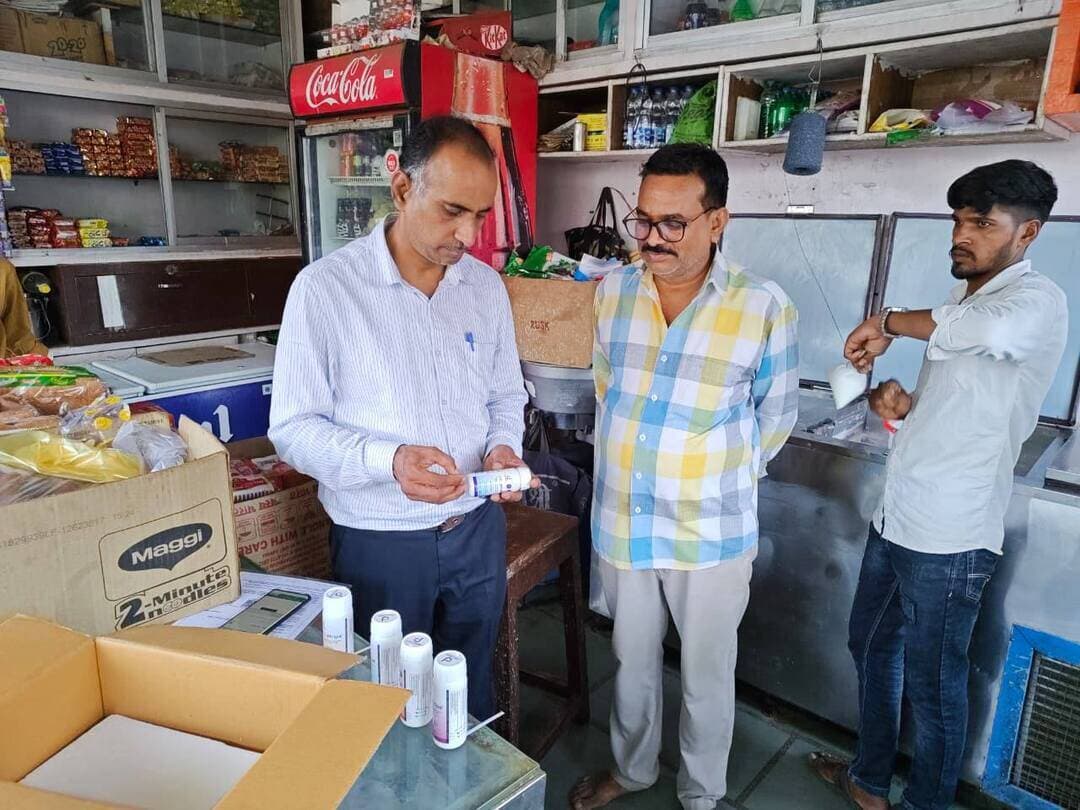 #गुना - खाद्य सुरक्षा विभाग द्वारा चलित खाद्य प्रयोगशाला एवं रैपिड टेस्टिंग किट से डेयरियों की जांच का सघन अभियान
नियंत्रक खाद्य एवं औषधि प्रशासन म. प्र .भोपाल एवं कलेक्टर श्री किशोर कुमार कन्याल के निर्देश अनुसार जिले में मिल्क एवं मिल्क प्रोडक्ट्स की टेस्टिंग हेतु रैपिड टेस्टिंग किट की सहायता से सघन जांच अभियान के तहत आज खाद्य सुरक्षा विभाग के अधिकारियों द्वारा जिले की डेयरियों पर दूध के सैंपलों में केमिकल्स की जांच की गयी। खाद्य सुरक्षा अधिकारियों द्वारा इंडस्ट्रियल एरिया स्थित श्री राम इंडस्ट्रीज डेयरी यूनिट, काउरुश प्राइवेट लिमिटेड डेयरी, भुल्लनपुरा स्थित सुन्दर डेयरी, कैंट रोड स्थित महेश डेयरी पर दूध के सैंपलों में रैपिड टेस्टिंग किट द्वारा स्टार्च, सुक्रोज, सॉल्ट, न्यूट्रलाइजर, डिटर्जेंट एवं माल्टोडेक्ट्रीन रसायनों की जाँच की गयी। खाद्य सुरक्षा अधिकारियों द्वारा इन डेयरियों पर उपस्थित आम जन को भी दूध में रसायनों की जांच एवं पहचान करने के आसान तरीके बताए गये । नियंत्रक खाद्य एवं औषधि प्रशासन म.प्र. भोपाल एवं कलेक्टर गुना के निर्देशानुसार जिले में दूध एवं दुग्ध पदार्थों की जांच का सघन अभियान जारी रहेगा।
#Guna CM Madhya Pradesh Jansampark Madhya Pradesh