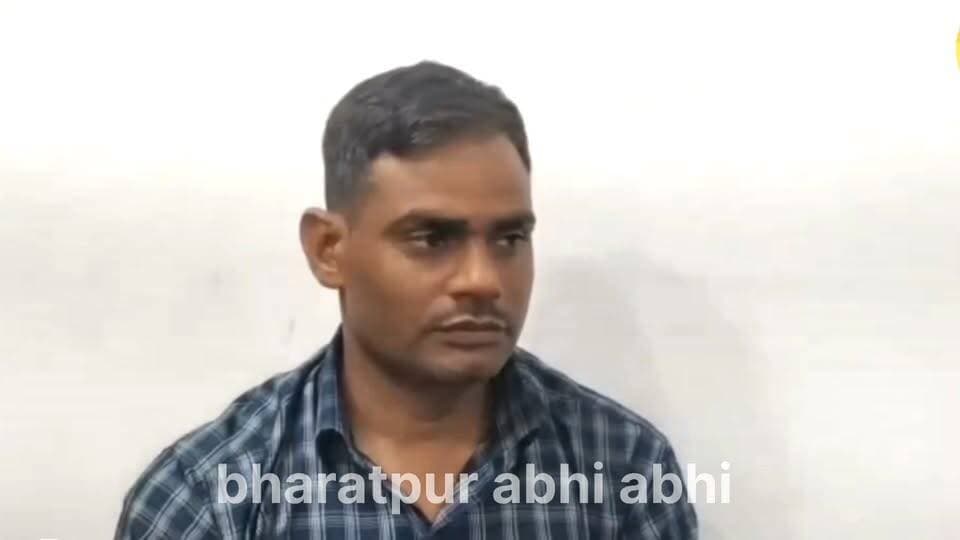 #घूस_लेते_हुए_एएसआई_गिरफ्तार?
भरतपुर। शहर के अटल बंद थाने पर तैनात सहायक उप निरीक्षक गोविंद मीना को 15,000 रुपए की रिश्वत लेते दबोचा.. परिवादी द्वारा दर्ज कराए गए मारपीट मामले और परिवादी के खिलाफ दर्ज हुए मामले में मदद करने की एवज में एएसआई ने 30,000 की रिश्वत मांगी गई थी.. रिश्वत की 15,000 रुपए की पहली किश्त लेने के दौरान एसीबी ने एएसआई को गिरफ्तार किया।