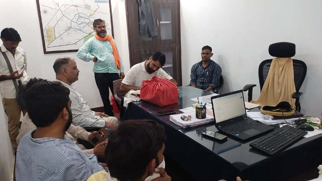 #जनता_के_तथाकथित_रक्षक_दबोचे_गए!
भरतपुर। भ्रष्टाचार निरोधक ब्यूरो की टीम ने मंगलवार देर शाम बड़ी कार्रवाई करते हुए थाना अटलबंध में तैनात सहायक उपनिरीक्षक गोविन्द मीना को 15 हजार रुपए की रिश्वत लेते हुए रंगे हाथों गिरफ्तार कर लिया। आरोपी एएसआई परिवादी के पिता द्वारा दर्ज कराए गए दो मुकदमों में कार्रवाई करने के बदले कुल 30,000 रुपए की घूस मांग रहा था। एसीबी भरतपुर के अतिरिक्त पुलिस अधीक्षक अमित सिंह के अनुसार, परिवादी ने एसीबी चौकी पर उपस्थित होकर शिकायत दर्ज कराई थी। उसने बताया कि उसके पिता की ओर से मारपीट से संबंधित मामला अटलबंध थाने में दर्ज कराया गया था, जिसकी जांच एएसआई गोविन्द मीना के पास थी। आरोपी एएसआई मामले में निष्पक्ष कार्रवाई करने और आरोपियों पर सख्त कदम उठाने की एवज में 30,000 रुपए की रिश्वत की मांग कर लगातार दबाव बना रहा था। शिकायत मिलते ही गोपनीय सत्यापन कराया गया, जिसमें एएसआई द्वारा रिश्वत मांगने की बात पूरी तरह सच साबित हुई। मांग की पुष्टि होने के बाद पुलिस निरीक्षक महेन्द्र सिंह के नेतृत्व में एक विशेष ट्रैप टीम का गठन किया गया। मंगलवार शाम को जैसे ही परिवादी ने रिश्वत की पहली किश्त के रूप में 15,000 रुपए एएसआई गोविन्द मीना को सौंपे, घात लगाकर बैठी एसीबी की टीम ने उसे रंगे हाथों धर दबोचा। एसीबी ने आरोपी के खिलाफ भ्रष्टाचार निवारण अधिनियम के तहत मामला दर्ज कर लिया है। फिलहाल एसीबी की टीम आरोपी एएसआई से गहन पूछताछ कर रही है और उसके अन्य ठिकानों की भी तलाशी ली जा रही है।