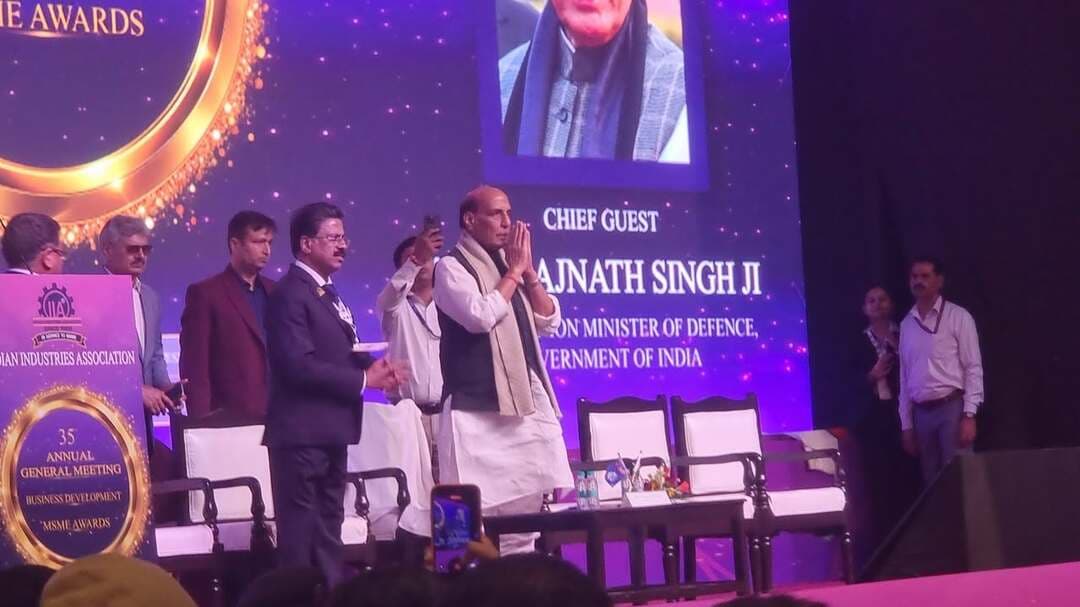 आईआईए की 35वीं सेंट्रल एजीएम में उमड़ा एमएसएमई उद्यमियों का महासंगम
1000 से अधिक उद्यमियों ने लिया भाग — रक्षामंत्री श्री राजनाथ सिंह जी ने आत्मनिर्भर भारत में एमएसएमई की भूमिका को रेखांकित किया
इंडियन इंडस्ट्रीज एसोसिएशन (IIA) की 35वीं सेंट्रल एनुअल जनरल मीटिंग (AGM) का भव्य आयोजन Wedding Dots, 130 मीटर रोड, ग्रेटर नोएडा में किया गया। आसपास के विभिन्न IIA चैप्टरों सहित 1000 से अधिक एमएसएमई उद्यमियों एवं उद्योग प्रतिनिधियों ने उत्साहपूर्वक भाग लिया।
कार्यक्रम का संचालन IIA के जनरल सेक्रेटरी श्री दीपक बजाज जी ने राष्ट्रीय अध्यक्ष की अनुमति से निर्धारित कार्यसूची के अनुसार किया। IIA के राष्ट्रीय अध्यक्ष श्री दिनेश गोयल जी ने सभी अतिथियों एवं उद्यमियों का स्वागत करते हुए MSME हितों के लिए IIA की प्रतिबद्धता व्यक्त की। श्री आलोक अग्रवाल जी ने IIA की आगामी योजनाओं की रूपरेखा प्रस्तुत की।
AGM में IIA के कोषाध्यक्ष द्वारा गत वर्ष का लेखा-जोखा एवं वित्तीय विवरण प्रस्तुत किया गया, जिसे उपस्थित सदस्यों ने ध्वनिमत से अनुमोदित किया।
ग्रेटर नोएडा चैप्टर की शानदार भागीदारी
35वीं सेंट्रल AGM में IIA ग्रेटर नोएडा चैप्टर से सर्वाधिक संख्या में सदस्यों ने भाग लेकर अपनी सक्रिय सहभागिता दर्ज कराई। चैप्टर चेयरमैन श्री सरबजीत सिंह जी ने सभी सदस्यों का आभार व्यक्त करते हुए कहा कि ग्रेटर नोएडा में पहली बार IIA की सेंट्रल AGM का आयोजन होना पूरे चैप्टर के लिए गौरव का विषय है।
उन्होंने कहा कि सदस्यों की सक्रिय भागीदारी ही संगठन की शक्ति है तथा MSME से जुड़े मुद्दों को प्रभावी ढंग से आगे बढ़ाने में महत्वपूर्ण भूमिका निभाती है।
रक्षामंत्री श्री राजनाथ सिंह जी ने बढ़ाया उद्यमियों का उत्साह
कार्यक्रम के मुख्य अतिथि भारत सरकार के माननीय रक्षामंत्री श्री राजनाथ सिंह जी ने देशभर से आए MSME उद्यमियों को संबोधित करते हुए आत्मनिर्भर भारत अभियान को मजबूत बनाने में सक्रिय सहयोग देने का आह्वान किया।
उन्होंने MSME उद्यमियों की मेहनत एवं राष्ट्र निर्माण में उनके योगदान की सराहना करते हुए उनका उत्साहवर्धन किया। इस अवसर पर विभिन्न क्षेत्रों में उल्लेखनीय योगदान देने वाले MSME उद्यमियों को पुरस्कार एवं सम्मान प्रदान किए गए।
भविष्य की औद्योगिक चुनौतियों पर श्री राहुल जैन का प्रेरक संबोधन
श्री राहुल जैन जी ने उद्यमियों को संबोधित करते हुए भविष्य की औद्योगिक चुनौतियों, बदलते व्यावसायिक वातावरण तथा profitability को सुरक्षित बनाए रखने के उपायों पर प्रेरणादायक एवं उपयोगी विचार साझा किए।
उपस्थित उद्यमियों ने उनके संबोधन को अत्यंत ध्यानपूर्वक सुना तथा उनके महत्वपूर्ण सुझावों एवं व्यावसायिक मंत्रों को आत्मसात किया।
कार्यक्रम में IIA के राष्ट्रीय एवं क्षेत्रीय पदाधिकारियों, विभिन्न चैप्टरों के चेयरमैन एवं पदाधिकारियों तथा बड़ी संख्या में MSME उद्यमियों की गरिमामयी उपस्थिति रही।