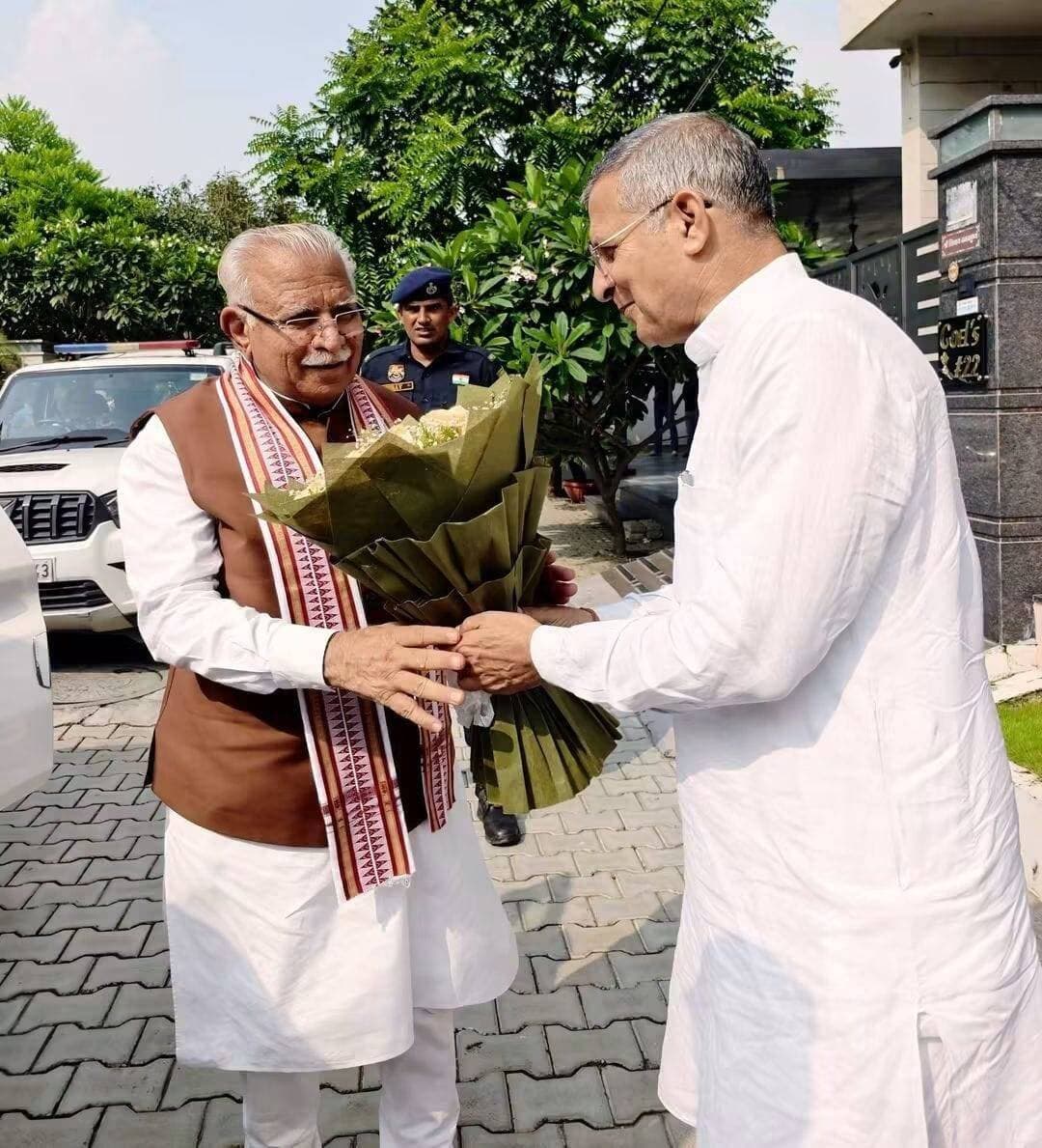 केंद्रीय ऊर्जा मंत्री मनोहर लाल खट्टर ने जगाधरी पहुंचकर पूर्व कैबिनेट मंत्री कंवरपाल गुर्जर से की शिष्टाचार मुलाकात
केंद्रीय ऊर्जा एवं शहरी विकास मंत्री मनोहर लाल खट्टर जगाधरी पहुंचे। इस दौरान उन्होंने हरियाणा के पूर्व कैबिनेट मंत्री एवं वरिष्ठ भाजपा नेता कंवरपाल गुर्जर के निवास स्थान पर पहुंचकर उनसे शिष्टाचार मुलाकात की।
मुलाकात के दौरान दोनों वरिष्ठ नेताओं के बीच सौहार्दपूर्ण वातावरण में विभिन्न समसामयिक, जनहित एवं विकास से जुड़े मुद्दों पर चर्चा हुई। केन्द्रीय ऊर्जा मंत्री मनोहर लाल खट्टर का हवाई मार्ग से जगाधरी आगमन पर पूर्व कैबिनेट मंत्री कंवरपाल गुर्जर ,एच आर ई सी चेयरमैन एडवोकेट मुकेश गर्ग, भाजपा जिलाध्यक्ष राजेश सपरा , मुख्यमंत्री जी के स्पेशल अधिकारी भूपाल सिंह खदरी,भाजयुमो जिलाध्यक्ष निश्चल चौधरी, प्रदेश सचिव मदन चौहान, चेयरपर्सन बंतो कटारिया और पार्टी कार्यकर्ताओं द्वारा पुष्पगुच्छ भेंट कर एवं शॉल ओढ़ाकर भव्य स्वागत किया गया। केंद्रीय मंत्री मनोहर लाल खट्टर ने इस अवसर पर कहा कि पूर्व कंवरपाल गुर्जर पार्टी के एक समर्पित व वरिष्ठ साथी हैं और संगठन को मजबूत करने में उनका सदैव अहम योगदान रहा है। उन्होंने क्षेत्र के विकास कार्यों और संगठन की गतिविधियों को लेकर भी विचार-विमर्श किया। केन्द्रीय ऊर्जा मंत्री मनोहर लाल खट्टर ने इस दौरान प्रधानमंत्री नरेन्द्र मोदी एनडीए सरकार की प्रशंसा करते हुए बताया कि प्रधानमंत्री नरेन्द्र मोदी के नेतृत्व में भारत देश लगातार प्रगति पथ पर अग्रसर है, हमारे देश भारत की अर्थव्यवस्था की ग्रोथ लगातार बढ़ रही है। केन्द्रीय सरकार लगातार जनहित की योजनाओं को मंजूरी देकर लागू कर रही है।
पूर्व मंत्री कंवरपाल गुर्जर ने केंद्रीय मंत्री मनोहर लाल खट्टर का आभार व्यक्त करते हुए कहा कि मनोहर लाल खट्टर का केंद्रीय सरकार नेतृत्व में होना हरियाणा प्रदेश के लिए गर्व की बात है। उनके अनुभव और मार्गदर्शन से क्षेत्र में बुनियादी ढांचे और ऊर्जा क्षेत्र के विकास को नई गति मिल रही है।
इस अवसर पर भाजपा प्रदेश सचिव मदन चौहान,नगर निगम मेयर सुमन बहमनी, जिला परिषद चेयरमैन रमेशचंद ठसका,पूर्व चेयरपर्सन रोज़ी मलिक आंनद , पूर्व चेयरमैन रामनिवास गर्ग, चेयरमैन बलविंदर सिंह मुजाफत, चेयरमैन विपुल गर्ग, चेयरमैन कैलाश चंद शर्मा, वरिष्ठ भाजपा नेता संजीव गर्ग,सुरेंद्र सिंगला, अशोक मेंहदीरत्ता, डाक्टर सतपाल बहमनी, सुरेंद्र बनकट सहित
स्थानीय जनप्रतिनिधि, पार्टी पदाधिकारी, कार्यकर्ताओं के अलावा क्षेत्र के गणमान्य व्यक्ति भी उपस्थित रहे।