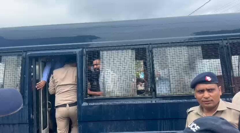 सीएम को काले झंडे दिखाने जा रहे कांग्रेसियों को पुलिस ने रोका, तीखी नोकझोंक
पूर्व विधायक हेमेश खर्कवाल के नेतृत्व में प्रदर्शन, 18 कांग्रेस कार्यकर्ताओं को पुलिस ने लिया हिरासत में