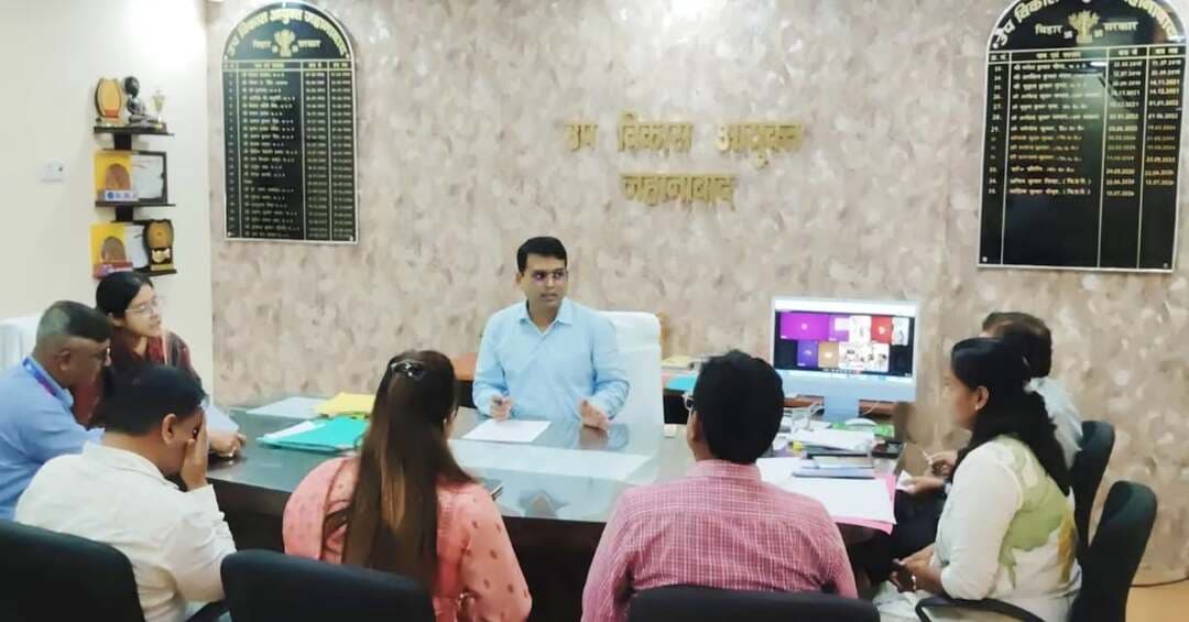 ☀️ प्रधानमंत्री सूर्यघर मुफ्त बिजली योजना: ऋण आवेदनों के त्वरित निष्पादन पर जोर
जिला पदाधिकारी के निर्देशानुसार उप विकास आयुक्त की अध्यक्षता में आयोजित समीक्षा बैठक में योजना अंतर्गत कुल 314 ऋण आवेदनों की बैंकवार स्थिति की समीक्षा की गई।
📊 वर्तमान स्थिति:
✅ 80 आवेदन पूर्णतः डिस्बर्स्ड
✅ 28 आवेदन आंशिक रूप से डिस्बर्स्ड
✅ 25 आवेदन सैंक्शन
⏳ 127 आवेदन अंडर प्रोसेस
🔄 54 रिजेक्टेड आवेदनों की पुनः समीक्षा के निर्देश
उप विकास आयुक्त ने सभी बैंक शाखा प्रबंधकों एवं जिला समन्वयकों को 127 लंबित आवेदनों का अविलंब निष्पादन तथा 25 सैंक्शन आवेदनों का 02 सितंबर 2026 तक अनिवार्य रूप से डिस्बर्समेंट सुनिश्चित करने का निर्देश दिया।
साथ ही, आंशिक रूप से डिस्बर्स्ड आवेदनों में शेष राशि का शीघ्र भुगतान, पात्र रिजेक्टेड आवेदनों में कमियों का निराकरण कर पुनः आवेदन तथा ऋण वितरण के बाद संबंधित वेंडरों से समन्वय कर सोलर पैनल अधिष्ठापन में तेजी लाने के निर्देश दिए गए।
#प्रधानमंत्री_सूर्यघर_मुफ्त_बिजली_योजना #सौरऊर्जा #जहानाबाद #विकसितभारत_समृद्धबिहार_आदर्शजहानाबाद