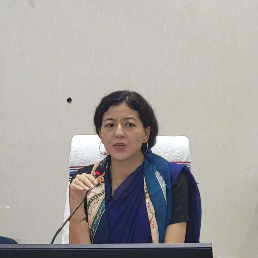 🏥 स्वास्थ्य सेवाओं की विस्तृत समीक्षा; संस्थागत प्रसव, M-Asha अपडेटेशन एवं रेफरल व्यवस्था में सुधार पर जोर
जिला पदाधिकारी, जहानाबाद श्रीमती छिरिङ वाई भूटिया की अध्यक्षता में स्वास्थ्य सेवाओं एवं विभिन्न स्वास्थ्य कार्यक्रमों की विस्तृत समीक्षा की गई।
🔹 संस्थागत प्रसव बढ़ाने हेतु विशेष रूप से महादलित टोलों में गर्भवती महिलाओं की पहचान कर आशा, आशा फैसिलिटेटर एवं विकास मित्र के समन्वय से उन्हें स्वास्थ्य संस्थान तक पहुंच सुनिश्चित करने का निर्देश दिया गया।
🔹 M-Asha पोर्टल पर शत-प्रतिशत एवं नियमित अपडेटेशन सुनिश्चित करने के निर्देश दिए गए। रत्नी फरीदपुर की 40, काको की 55 एवं मखदुमपुर की 73 निष्क्रिय आशा कार्यकर्ताओं के साथ संबंधित आशा फैसिलिटेटर एवं BCM से स्पष्टीकरण मांगा गया।
🔹 मरीजों को केवल चिकित्सकीय आवश्यकता एवं रेफरल पॉलिसी के अनुरूप ही उच्चतर संस्थान रेफर करने तथा अनावश्यक रेफरल पर नियंत्रण के निर्देश दिए गए। सदर अस्पताल से अत्यधिक रेफरल के मामले में संबंधित पदाधिकारियों से भी स्पष्टीकरण मांगा गया है।
🔹 टीबी मुक्त भारत एवं एनीमिया मुक्त भारत अभियान के तहत जांच, उपचार एवं आवश्यक स्वास्थ्य सेवाओं को लक्षित लाभार्थियों तक पहुंचाते हुए निर्धारित लक्ष्यों की शत-प्रतिशत उपलब्धि सुनिश्चित करने पर जोर दिया गया।
जिला पदाधिकारी ने स्पष्ट किया कि स्वास्थ्य योजनाओं का वास्तविक लाभ अंतिम व्यक्ति तक गुणवत्तापूर्ण, समयबद्ध एवं प्रभावी रूप से पहुंचना सुनिश्चित किया जाए।
#स्वास्थ्य_सेवा #संस्थागतप्रसव_MAsha #टीबीमुक्तभारतअभियान #एनीमिया_मुक्त_जहानाबाद
#विकसितभारत_समृद्धबिहार_आदर्शजहानाबाद