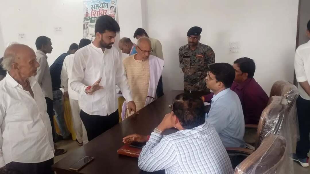 🤝 ‘सबका सम्मान–जीवन आसान’: 13 पंचायतों में सहयोग शिविर, 119 आवेदन प्राप्त
माननीय मुख्यमंत्री, बिहार के निर्देशानुसार एवं जिला पदाधिकारी, जहानाबाद श्रीमती छिरिङ वाई भूटिया के निर्देशन में आज जिले की 13 पंचायतों में सहयोग शिविर आयोजित किए गए।
📌 शिविरों में आमजनों की समस्याओं एवं शिकायतों से संबंधित कुल 119 आवेदन प्राप्त हुए, जिनमें से 12 आवेदनों का मौके पर निष्पादन किया गया। शेष आवेदनों के समयबद्ध एवं गुणवत्तापूर्ण निष्पादन हेतु संबंधित पदाधिकारियों को निर्देशित किया गया है।
✅ सभी प्राप्त आवेदनों को सहयोग पोर्टल पर अनिवार्य रूप से अपलोड करने तथा निर्धारित मानकों के अनुरूप अधिकतम 30 दिनों के भीतर निष्पादन सुनिश्चित करने का निर्देश दिया गया।
📢 जिला पदाधिकारी ने जिलेवासियों से अपील की है कि वे सहयोग शिविरों में अधिक से अधिक संख्या में पहुंचकर अपनी समस्याओं से संबंधित आवेदन दें एवं केंद्र तथा राज्य सरकार की विभिन्न जनकल्याणकारी योजनाओं का लाभ प्राप्त करें।
#सबका_सम्मान_जीवन_आसान #सहयोग_शिविर #जहानाबाद #जनसेवा #विकसितभारत_समृद्धबिहार_आदर्शजहानाबाद