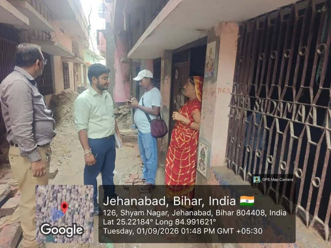 ☀️ प्रधानमंत्री सूर्यघर मुफ्त बिजली योजना | डोर-टू-डोर अभियान के माध्यम से आवेदन सृजन में तेजी
जिला पदाधिकारी, जहानाबाद श्रीमती छिरिङ वाई भूटिया के निर्देशानुसार पात्र उपभोक्ताओं को योजना से जोड़ने हेतु कनीय अभियंताओं द्वारा डोर-टू-डोर अभियान चलाया जा रहा है।
🎯जिले की प्रगति
🔹 300 यूनिट से अधिक उपभोग वाले चिह्नित उपभोक्ता — 3,257
🔹 आवेदन सृजन लक्ष्य — 1,833
🔹 अब तक आवेदन — 590
🔹 आज डोर-टू-डोर विजिट — 238
🔹 आज नए आवेदन — 80
💰 कुल देय अनुदान
1 KW — ₹40,000
2 KW — ₹60,000
3 KW एवं अधिक — ₹98,000 तक
🏦 5.75% ब्याज दर पर 10 वर्षों की आसान किस्तों में ऋण सुविधा भी उपलब्ध।
📅 योजना के तहत अनुदान का लाभ 31 मार्च, 2027 तक प्राप्त किया जा सकता है।
जिला प्रशासन की अपील—पात्र उपभोक्ता समय रहते आवेदन कर अनुदान, आसान ऋण एवं रूफटॉप सोलर का लाभ प्राप्त करें।
#प्रधानमंत्री_सूर्यघर #सौरऊर्जा #स्वच्छऊर्जा #जहानाबाद #विकसितभारत_समृद्धबिहार_आदर्शजहानाबाद