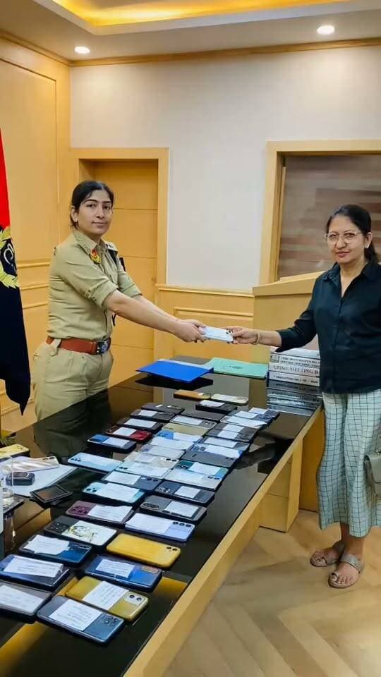 पुलिस प्रेस नोट 01.09.2026
*फरीदाबाद पुलिस की साइबर सेल का सराहनीय कार्य, 11 लाख रुपये से अधिक कीमत के 38 गुमशुदा मोबाइल फोन बरामद*
*डीसीपी एनआईटी उत्तम ने मोबाइल फोन उनके वास्तविक मालिकों को सौंपे*
फरीदाबाद: फरीदाबाद पुलिस आमजन की सुरक्षा एवं उनकी संपत्ति की सुरक्षा के लिए लगातार तकनीक आधारित कार्रवाई कर रही है। इसी क्रम में एनआईटी जोन की साइबर सेल ने तकनीकी संसाधनों का प्रभावी उपयोग करते हुए 11 लाख रुपये से अधिक कीमत के 38 गुमशुदा मोबाइल फोन बरामद कर उनके वास्तविक मालिकों को लौटाने में सफलता हासिल की है।
बरामद किए गए मोबाइल फोन डीसीपी एनआईटी उत्तम द्वारा अपने कार्यालय में उनके वास्तविक मालिकों को विधिवत सुपुर्द किये हैं। लंबे समय से अपने गुम हुए मोबाइल फोन के मिलने की उम्मीद छोड़ चुके लोगों के लिए यह खुशी का अवसर रहा। मोबाइल फोन प्राप्त करने वाले नागरिकों ने फरीदाबाद पुलिस की कार्यप्रणाली की सराहना करते हुए पुलिस का आभार व्यक्त किया।
पुलिस प्रवक्ता ने बताया कि गुमशुदा मोबाइल फोन की तलाश के लिए एनआईटी जॉन की साइबर सेल द्वारा केंद्र सरकार के CEIR (Central Equipment Identity Register) पोर्टल पर दर्ज शिकायतों का तकनीकी विश्लेषण किया गया। टीम ने मोबाइल फोन के IMEI नंबर, डिजिटल ट्रैकिंग, नेटवर्क संबंधी तकनीकी जानकारी एवं अन्य आधुनिक संसाधनों की सहायता से फोन की पहचान की। विभिन्न स्थानों पर मोबाइल फोन की लोकेशन एवं उपयोग संबंधी जानकारी मिलने के बाद आवश्यक कार्रवाई करते हुए उन्हें बरामद किया गया है।
डीसीपी एनआईटी उत्तम ने नागरिकों से अपील करते हुए कहा कि मोबाइल फोन गुम होने की स्थिति में घबराएं नहीं और शिकायत दर्ज कराने में देरी न करें। नागरिक तुरंत CEIR पोर्टल पर शिकायत दर्ज कराएं तथा आवश्यक पुलिस प्रक्रिया पूरी करें। समय पर शिकायत दर्ज कराने से मोबाइल फोन को ट्रैक करने, उसे ब्लॉक करने तथा उसके संभावित दुरुपयोग को रोकने में मदद मिलती है।
फरीदाबाद पुलिस ने आमजन से अपील की है कि मोबाइल फोन गुम होने पर CEIR पोर्टल पर तुरंत शिकायत दर्ज कराएं, मोबाइल फोन का IMEI नंबर सुरक्षित रखें, बैंकिंग एवं अन्य संवेदनशील जानकारी होने पर संबंधित सेवाओं की सुरक्षा के लिए तत्काल आवश्यक कदम उठाएं, मोबाइल फोन में मजबूत पासकोड/स्क्रीन लॉक का उपयोग करें।
फरीदाबाद पुलिस आमजन की डिजिटल एवं व्यक्तिगत संपत्ति की सुरक्षा के लिए प्रतिबद्ध है और तकनीकी माध्यमों से नागरिकों की शिकायतों पर प्रभावी कार्रवाई लगातार जारी रखेगी।
प्रवक्ता, फरीदाबाद पुलिस