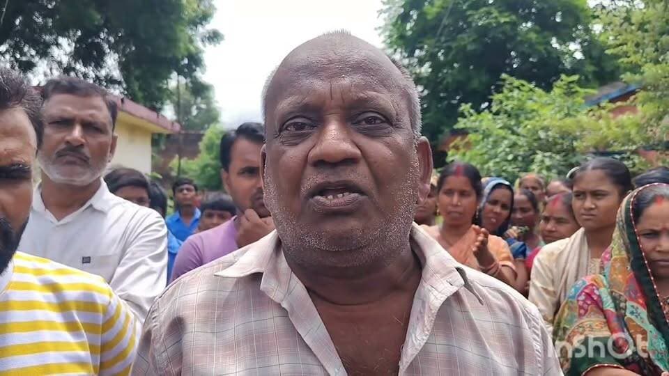 भवन निर्माण को लेकर दो पक्षों में विवाद, मध्य विद्यालय विशुनपुर के बच्चों की पढ़ाई प्रभावित
आमस (गयाजी): आमस प्रखंड के बड़की चिलमी पंचायत अंतर्गत विशुनपुर गांव स्थित मध्य विद्यालय विशुनपुर टू का भवन एनएच-19 चौड़ीकरण के कारण तोड़ा जा रहा है। नए भवन निर्माण को लेकर ग्रामीण दो गुटों में बंट गए हैं, जिसके कारण बच्चों की पढ़ाई प्रभावित हो रही है।
क्या है विवाद:
एक पक्ष का कहना है कि विद्यालय का निर्माण उसी मौजा में होना चाहिए जहां पहले से है। वहीं दूसरे पक्ष के आनंद, अरुण, कमता, रीता देवी, वीरेंद्र प्रसाद, धनंजय, अभिमन्यु और अभिषेक सहित कई ग्रामीणों का कहना है कि विद्यालय पहले से एनएच-19 के दक्षिणी तरफ स्थित है, तो नया भवन भी सड़क के दक्षिण तरफ ही बनना चाहिए।
ग्रामीणों का तर्क है कि इस विद्यालय में 90 प्रतिशत से अधिक बच्चे सड़क के दक्षिणी क्षेत्र के ही हैं। दक्षिण तरफ भवन निर्माण के लिए जमीन भी उपलब्ध है।
सुरक्षा पर सवाल:
ग्रामीणों ने आशंका जताई कि यदि विद्यालय का निर्माण एनएच के उत्तर तरफ किया गया तो प्रतिदिन सैकड़ों बच्चों को अति व्यस्त नेशनल हाईवे पार कर स्कूल जाना पड़ेगा, जिससे हमेशा दुर्घटना का खतरा बना रहेगा।
विवाद के कारण भवन निर्माण कार्य शुरू नहीं हो पा रहा है। स्थानीय लोगों ने जिला प्रशासन और शिक्षा विभाग से हस्तक्षेप कर बच्चों की सुरक्षा और सुविधा को देखते हुए उचित स्थान पर भवन निर्माण कराने की मांग की है।