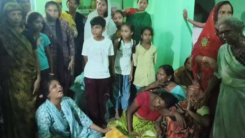 पूर्व सांसद सुशील कुमार सिंह,व्यापार मंडल के अध्यक्ष पीयूष रंजन उर्फ रिशु सिंह ,पूर्व जिला पार्षद प्रफुल सिंह जोगरी ग़ांव पहुंचकर मृतक के परिजनों को ढांढस बंधाया और शोकाकुल परिजनों के प्रति गहरी संवेदना व्यक्त की।