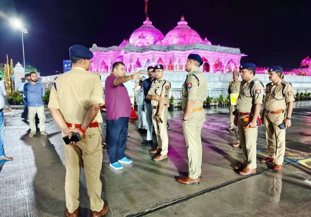 श्रीकृष्ण जन्माष्टमी पर्व के दृष्टिगत पुलिस महानिरीक्षक प्रयागराज परिक्षेत्र ने किया जगद्गुरु कृपालु धाम मंदिर परिसर का निरीक्षण
👉 आगामी श्रीकृष्ण जन्माष्टमी पर्व को सकुशल एवं शांतिपूर्ण ढंग से सम्पन्न कराने तथा श्रद्धालुओं की सुरक्षा के दृष्टिगत पुलिस महानिरीक्षक प्रयागराज परिक्षेत्र, प्रयागराज श्री अजय कुमार मिश्रा द्वारा पुलिस अधीक्षक प्रतापगढ़ श्री दीपक भूकर एवं जिलाधिकारी प्रतापगढ़ श्री अभिषेक पाण्डेय के साथ जगद्गुरु कृपालु धाम मंदिर परिसर, थाना कुण्डा का निरीक्षण किया गया।
➡️ निरीक्षण के दौरान अधिकारियों द्वारा मंदिर परिसर एवं आसपास के क्षेत्रों में सुरक्षा व्यवस्था, श्रद्धालुओं के आवागमन, भीड़ नियंत्रण, यातायात व्यवस्था एवं पार्किंग व्यवस्था का जायजा लिया गया।
➡️ अधिकारियों द्वारा आगामी पर्व के दौरान श्रद्धालुओं की संभावित भीड़ के दृष्टिगत यातायात डायवर्जन प्लान, वाहनों की पार्किंग के लिए चिन्हित स्थलों तथा प्रवेश एवं निकास मार्गों का निरीक्षण कर संबंधित अधिकारियों को आवश्यक दिशा-निर्देश दिए गए।
➡️ मंदिर परिसर में श्रद्धालुओं की सुगम आवाजाही, सुरक्षा व्यवस्था एवं किसी भी आकस्मिक स्थिति से निपटने के लिए पर्याप्त पुलिस बल की तैनाती, सतर्कता एवं प्रभावी निगरानी सुनिश्चित करने के निर्देश दिए गए।
➡️ पुलिस महानिरीक्षक प्रयागराज परिक्षेत्र ने अधिकारियों को निर्देशित किया कि श्रीकृष्ण जन्माष्टमी पर्व के दौरान मंदिर परिसर एवं आसपास के क्षेत्रों में सु रक्षा व्यवस्था को सुदृढ़ रखते हुए यातायात का सुचारू संचालन सुनिश्चित किया जाए। श्रद्धालुओं को किसी प्रकार की असुविधा न हो तथा भीड़भाड़ वाले स्थानों पर विशेष सतर्कता बरती जाए।
➡️ निरीक्षण के दौरान अपर पुलिस अधीक्षक पश्चिमी श्री बृजनन्दन राय, क्षेत्राधिकारी कुण्डा श्री शिव नारायण वैस, क्षेत्राधिकारी यातायात श्री रविन्द्र प्रताप एवं प्रभारी निरीक्षक थाना कुण्डा श्री अरविन्द सिंह सहित संबंधित अधिकारी/कर्मचारी मौजूद रहे।
प्रतापगढ़ पुलिस द्वारा आगामी श्रीकृष्ण जन्माष्टमी पर्व को सकुशल, शांतिपूर्ण एवं सुरक्षित वातावरण में सम्पन्न कराने हेतु सुरक्षा एवं यातायात व्यवस्था को लेकर व्यापक तैयारियां की जा रही हैं।
#UPPolice
#pratapgarh