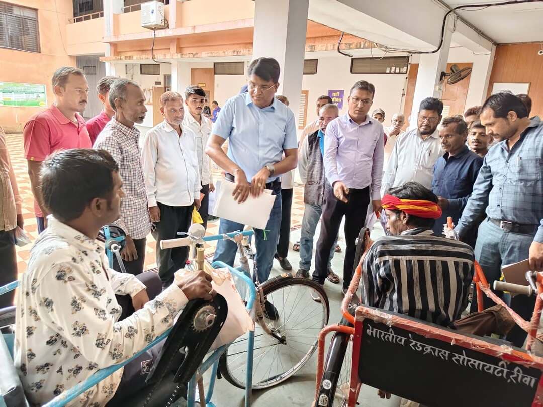 जनसुनवाई में 38 आवेदनों पर हुई सुनवाई
कलेक्टर ने अधिकारियों को दिए त्वरित एवं संवेदनशील निराकरण के निर्देश
मऊगंज 01 सितम्बर 2026. कलेक्ट्रेट सभागार मऊगंज में आयोजित जनसुनवाई में कलेक्टर संजय कुमार जैन ने जिले के विभिन्न क्षेत्रों से आए आवेदकों की समस्याएं सुनीं। जनसुनवाई में कुल 38 आवेदन प्राप्त हुए। कलेक्टर ने संबंधित विभागीय अधिकारियों को निर्देश दिए कि प्रत्येक आवेदन को गंभीरता एवं संवेदनशीलता के साथ लेते हुए नियमानुसार त्वरित निराकरण सुनिश्चित करें। उन्होंने कहा कि आवेदनों पर की गई कार्यवाही से संबंधित आवेदक को भी अवगत कराया जाए तथा जिन प्रकरणों में समय लगना है, उनमें स्पष्ट समय-सीमा निर्धारित कर कार्यवाही की जाए।
जनसुनवाई में पूजा मिश्रा, निवासी अमिलिया द्वारा भूमि के विक्रय पत्र में दर्ज चौहद्दी में त्रुटि होने संबंधी आवेदन प्रस्तुत किया गया। इसी प्रकार रमाशंकर विश्वकर्मा, ग्राम पंचायत पटेहरा द्वारा दिव्यांगजन के लिए निःशुल्क आवश्यक सहायता/उपकरण उपलब्ध कराने संबंधी आवेदन प्रस्तुत किया गया। जनसुनवाई में जग्य लाल केवट निवासी वार्ड क्रमांक 02 ने आवेदन किया है कि घर के पास अवैध रूप से संचालित शराब बिक्री पर रोक लगाई जाए। जनसुनवाई में गेंदलाल प्रजापति एवं प्रजापति बस्ती के निवासियों द्वारा ग्राम पंचायत जुड़मनिया रघुनाथ से तेदुआ मार्ग पर सड़क किनारे नाली निर्माण कराए जाने संबंधी आवेदन दिया गया।
कलेक्टर ने संबंधित अधिकारियों को निर्देशित किया कि जनसुनवाई में प्राप्त आवेदनों को केवल औपचारिक रूप से दर्ज न किया जाए, बल्कि मौके पर आवश्यक जांच, संबंधित पक्षों से समन्वय तथा नियमानुसार निराकरण की कार्यवाही सुनिश्चित की जाए। उन्होंने अधिकारियों से कहा कि आमजन को कार्यालयों के अनावश्यक चक्कर न लगाने पड़ें और प्रत्येक आवेदन पर की गई कार्रवाई की जानकारी आवेदक को उपलब्ध कराई जाए। जनसुनवाई में अपर कलेक्टर पी.के. पाण्डेय, एसडीएम हनुमना राजेश मेहता सहित विभिन्न विभागों के अधिकारी उपस्थित रहे।
क्रमांक-01-337-फोटो क्रमांक 01 संलग्न है।
जिले में अब तक 1163.4 मिलीमीटर वर्षा दर्ज
मऊगंज 01 सितम्बर 2026. मऊगंज जिले में एक जून से अब तक 1163.4 मिलीमीटर औसत वर्षा दर्ज की जा चुकी है। इस संबंध में अधीक्षक भू अभिलेख ने बताया कि एक जून से अब तक तहसील मऊगंज में 1058.1 मिलीमीटर, हनुमना में 1315.0 मिलीमीटर तथा नईगढ़ी में 1117.0 मिलीमीटर औसत वर्षा दर्ज की जा चुकी है। जिले में गत वर्ष इसी अवधि में 1370 मिलीमीटर औसत वर्षा दर्ज की गई थी। जिले में पिछले 24 घण्टों के दौरान 29.3 मिलीमीटर औसत वर्षा दर्ज की गई। पिछले 24 घण्टों के दौरान तहसील मऊगंज में 34 मिलीमीटर,हनुमना 26.0 मिलीमीटर तथा नईगढ़ी में 28.0 मिलीमीटर वर्षा दर्ज की गई। जिले में गत वर्ष इसी अवधि में 1370.0 मिलीमीटर वर्षा दर्ज की गयी।
क्रमांक-02-3378