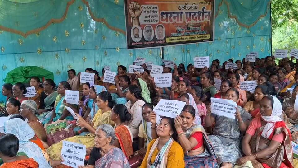 दूसरे को अनाज देने वाले खुद है भूखे ।राशन डीलर की धरना