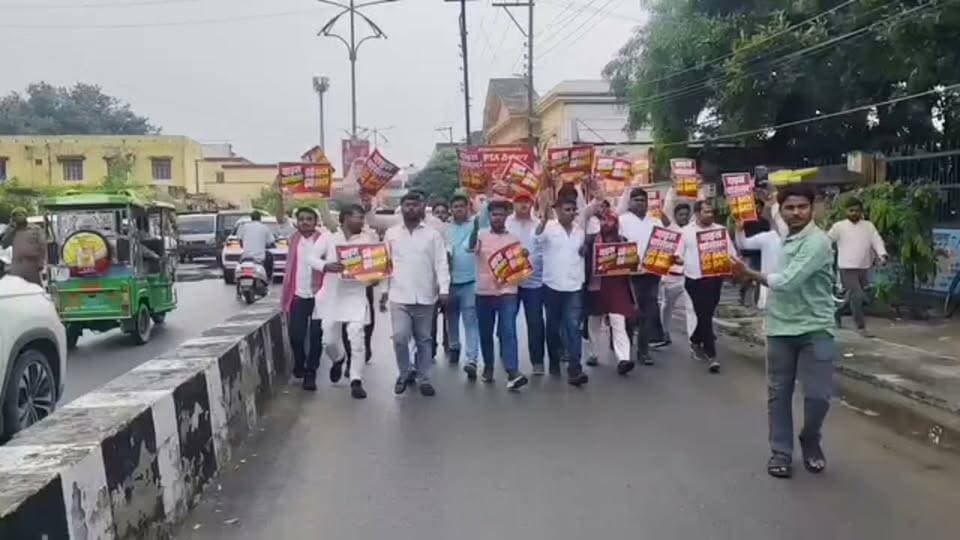 #सपा छात्र सभा के कार्यकर्ता सड़क पर कुलपति का किया विरोध पुलिस और सपा कार्यकर्ताओं के बीच हुई जमकर हुई नोंक झोंक कार्यकर्ताओं को कोतवाली ले गई पुलिस