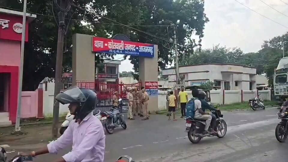 #हरिऔध कला केंद्र में कुलपति की एंट्री पर सियासी संग्राम,जमकर हुआ विरोध प्रदर्शन पुलिस से धक्का-मुक्की सांसद धर्मेंद्र यादव ने सपा कार्यकर्ताओं का किया समर्थन