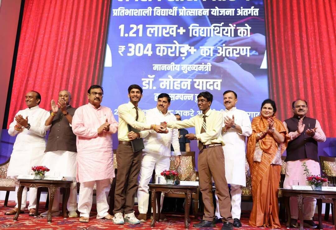 प्रदेश के लगभग 1 लाख 22 हजार विद्यार्थियों को लैपटॉप खरीदने मिली 25-25 हजार की राशि
मुख्यमंत्री डॉ. यादव ने 304 करोड़ 98 लाख 50 हजार रुपये से अधिक की राशि का किया अंतरण
मुरैना जिले के 3871 मेधावी विद्यार्थियों को मिला लाभ
मुख्यमंत्री डॉ. मोहन यादव द्वारा आज भोपाल के कुशाभाऊ ठाकरे अंतर्राष्ट्रीय कन्वेंशन सेंटर में आयोजित राज्य स्तरीय ‘प्रतिभाशाली विद्यार्थी प्रोत्साहन योजना’ के राशि अंतरण कार्यक्रम के माध्यम से प्रदेश के लगभग एक लाख 22 हजार मेधावी विद्यार्थियों के बैंक खातों में लैपटॉप खरीदने के लिए 304 करोड़ 98 लाख 50 हजार रुपये से अधिक की राशि अंतरित की। सिंगल क्लिक के माध्यम से प्रत्येक पात्र विद्यार्थी को 25 हजार रुपये की प्रोत्साहन राशि प्रदान की गई। इस योजना के अंतर्गत मध्यप्रदेश माध्यमिक शिक्षा मंडल की कक्षा 12वीं की परीक्षा में प्रथम प्रयास में 75 प्रतिशत अथवा उससे अधिक अंक प्राप्त करने वाले विद्यार्थियों को लाभान्वित किया गया है। प्रदेश सरकार की यह पहल प्रदेश के मेधावी विद्यार्थियों को उच्च शिक्षा के लिए आवश्यक डिजिटल संसाधन उपलब्ध कराने के साथ-साथ उन्हें आधुनिक तकनीक से जोड़ने की दिशा में महत्वपूर्ण कदम है। लैपटॉप के माध्यम से विद्यार्थी ऑनलाइन अध्ययन, डिजिटल पाठ्य सामग्री, ई-लर्निंग और अन्य तकनीकी संसाधनों का उपयोग कर अपनी शिक्षा को और बेहतर बना सकेंगे।
मुरैना जिले के 3871 मैधावी विद्यार्थियों को मिला लाभ
जिला शिक्षा अधिकारी ने बताया कि उक्त कार्यक्रम के माध्यम से जिले के 3871 मैधावी विद्यार्थियों को योजना के तहत लैपटॉप खरीदने के लिए 25-25 हजार रुपये की राशि बैंक खातो के माध्यम से प्राप्त हुई। उन्होंने बताया कि कलेक्टर लोकेश कुमार जांगिड़ के मार्गदर्शन में राज्य स्तरीय कार्यक्रम का प्रसारण जिले के सभी हायर सैकेण्डरी स्कूलों में किया गया। इस अवसर पर शिक्षक, विद्यार्थी आदि मौजूद रहें। उन्होंने बताया कि राज्य स्तरीय कार्यक्रम में भागीदारी के लिए दो मैधावी विद्यार्थियों को भोपाल भेजा गया था।
#JansamparkMP #morena2026 #Morena #MadhyaPradesh CM Madhya Pradesh Jansampark Madhya Pradesh