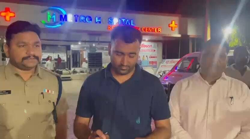 कोटड़ा बुजुर्ग में आइसक्रीम खाने के बाद बच्चों की तबीयत बिगड़ने का मामला सामने आया।
गरोठ बीएमओ डॉ. दरबारसिंह ने पूरे मामले पर दी जानकारी, बच्चों का उपचार जारी। स्वास्थ्य विभाग ने जांच शुरू की।
देखिए क्या बोले बीएमओ डॉ. दरबारसिंह...
#गरोठ #KotdaBujurg #IceCreamCase #BMO #DrDarbarSingh #MandsaurNews #HealthDepartment #BreakingNews #YashasviDuniya