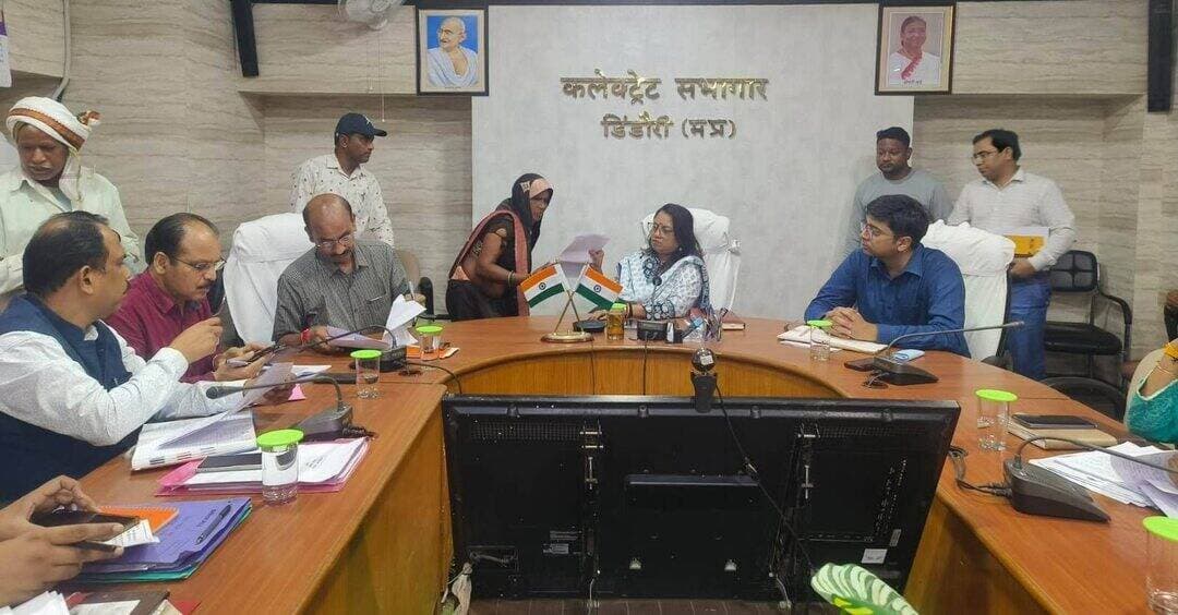 जनसुनवाई में कलेक्टर ने सुनीं समस्याएं, अधिकारियों को समय-सीमा में निराकरण के निर्देश
रोजगार, पेंशन, सड़क मजदूरी और सहायता राशि से जुड़े आवेदन पहुंचे; जनसुनवाई में आवेदकों का स्वास्थ्य परीक्षण भी
डिंडौरी में आमजन की समस्याओं के त्वरित समाधान के लिए मंगलवार को कलेक्ट्रेट सभाकक्ष में साप्ताहिक जनसुनवाई आयोजित की गई। कलेक्टर श्रीमती अंजू पवन भदौरिया ने जिले के विभिन्न क्षेत्रों से पहुंचे नागरिकों की समस्याएं और शिकायतें गंभीरता एवं संवेदनशीलता के साथ सुनीं। उन्होंने संबंधित अधिकारियों को प्रत्येक आवेदन की जांच कर समय-सीमा में गुणवत्तापूर्ण और संतोषजनक निराकरण सुनिश्चित करने के निर्देश दिए।
जनसुनवाई में सीईओ जिला पंचायत श्री दिव्यांशु चौधरी, अपर कलेक्टर श्री जेपी यादव, संयुक्त कलेक्टर सुश्री भारती मेरावी, एसडीएम डिंडौरी श्री रामबाबू देवांगन, डिप्टी कलेक्टर श्री वैधनाथ वासनिक सहित विभिन्न विभागों के अधिकारी मौजूद रहे।
रोजगार और रोजगार भत्ते की मांग
ग्राम राम्हेपुर के ग्रामीणों ने वीबी जीराम जी योजना के अंतर्गत रोजगार एवं रोजगार भत्ता दिलाने की मांग रखी। कलेक्टर ने सीईओ जनपद पंचायत डिंडौरी को प्रकरण की जांच कर आवश्यक कार्रवाई के निर्देश दिए।
वहीं ग्राम मोहगांव की आवेदिका मुलरिया बाई ने स्पॉन्सरशिप योजना के तहत पिछले 6-7 माह से बंद सहायता राशि को दोबारा शुरू कराने की मांग की। मामले में संबंधित विभाग को जांच कर आवश्यक कार्रवाई के निर्देश दिए गए।
सड़क निर्माण में मजदूरी भुगतान का मामला भी पहुंचा
ग्राम केवलारदर के ग्रामीणों ने विधायक निधि से निर्मित सीसी सड़क में मजदूरी भुगतान की मांग को लेकर आवेदन दिया। कलेक्टर ने सीईओ जनपद पंचायत मेंहदवानी को मामले की जांच कर समस्या का समाधान करने के निर्देश दिए।
इसके अलावा प्रोग्रेसिव पेंशनर्स एसोसिएशन के सदस्यों ने हंसनगर और साकेत नगर में मुक्तिधाम निर्माण की मांग रखी। संबंधित अधिकारियों को प्रकरणों पर आवश्यक कार्रवाई के निर्देश दिए गए।
कलेक्टर बोलीं—आवेदकों को मिले संतोषजनक राहत
कलेक्टर श्रीमती अंजू पवन भदौरिया ने कहा कि जनसुनवाई का उद्देश्य आमजन की समस्याओं का त्वरित, पारदर्शी और संतोषजनक समाधान सुनिश्चित करना है। उन्होंने अधिकारियों को निर्देशित किया कि प्रत्येक आवेदन का गंभीरता से परीक्षण करें और निर्धारित समय-सीमा में निराकरण करते हुए आवेदकों को राहत पहुंचाएं।
जनसुनवाई में स्वास्थ्य जांच की भी व्यवस्था
जनसुनवाई के दौरान स्वास्थ्य विभाग की ओर से स्वास्थ्य शिविर भी लगाया गया। यहां उपस्थित आवेदकों का रक्तचाप, मधुमेह सहित अन्य आवश्यक स्वास्थ्य परीक्षण किया गया। स्वास्थ्य विभाग की टीम ने जांच के साथ नागरिकों को आवश्यक परामर्श और स्वास्थ्य संबंधी जानकारी भी दी।
#DindoriNews
#Jansunwai
#CollectorAction
#MPNews
#MadhyaPradeshNews
