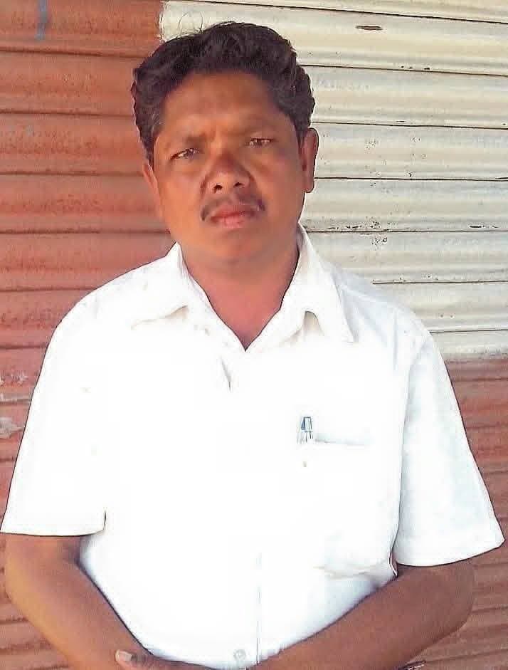 निर्माण कराए बिना 5 लाख रुपये निकालने के मामले में पूर्व सरपंच को 30 दिन का कारावास
जिला पंचायत सीईओ के न्यायालय का आदेश, शासकीय राशि जमा नहीं करने पर जारी हुआ वारंट
डिंडौरी जनपद के ग्राम पंचायत रकरिया के पूर्व सरपंच शिवनंदन सिंह उईके के खिलाफ शासकीय राशि की वसूली से जुड़े मामले में बड़ी कार्रवाई सामने आई है। मध्यप्रदेश पंचायत राज एवं ग्राम स्वराज अधिनियम, 1993 की धारा 92 के तहत मुख्य कार्यपालन अधिकारी जिला पंचायत डिंडौरी के न्यायालय ने पूर्व सरपंच को 30 दिवस के कारावास में रखने का आदेश जारी किया है।
मामला प्रधानमंत्री आदर्श ग्राम योजना के तहत वर्ष 2017-18 में ग्राम पंचायत रकरिया के पोषक ग्राम सूरजपुरा में ग्राम चौपाल और सामुदायिक शौचालय निर्माण से जुड़ा है। दोनों निर्माण कार्यों के लिए 2.50-2.50 लाख रुपये, यानी कुल 5 लाख रुपये की राशि स्वीकृत की गई थी।
निर्माण के बिना राशि आहरण का मामला
प्रकरण की जांच में सामने आया कि दोनों निर्माण कार्य कराए बिना ही कुल 5 लाख रुपये की राशि आहरित कर ली गई। इसके बाद मध्यप्रदेश पंचायत राज एवं ग्राम स्वराज अधिनियम की धारा 89 के तहत संबंधितों की देयता निर्धारित की गई।
प्रशासन के अनुसार पूर्व सचिव द्वारा 2.50 लाख रुपये जमा किए जा चुके हैं, जबकि पूर्व सरपंच द्वारा 50 हजार रुपये जमा किए गए। शेष राशि की वसूली के लिए धारा 92 के तहत प्रकरण क्रमांक 303/2025-26 दर्ज किया गया।
आदेश के बाद भी जमा नहीं की राशि
विचारण के बाद 29 जनवरी 2026 को अंतिम आदेश जारी करते हुए निर्धारित राशि 15 दिवस के भीतर शासन के कोष में जमा करने के निर्देश दिए गए थे। लेकिन निर्धारित समयसीमा बीतने के बावजूद शेष राशि जमा नहीं की गई।
इसके बाद विहित प्राधिकारी एवं मुख्य कार्यपालन अधिकारी जिला पंचायत डिंडौरी श्री दिव्यांशु चौधरी के न्यायालय ने 31 अगस्त 2026 को पूर्व सरपंच शिवनंदन सिंह उईके को तत्काल अभिरक्षा में लेकर पकड़े जाने की तारीख से 30 दिवस की अवधि के लिए कारावास में रखने का वारंट जारी किया।
इस कार्रवाई से पंचायत स्तर पर शासकीय राशि के उपयोग और निर्माण कार्यों में जवाबदेही को लेकर प्रशासन के सख्त रुख का संदेश गया है।
#DindoriNews
#PanchayatAction
#CorruptionNews
#MPNews
#MadhyaPradeshNews