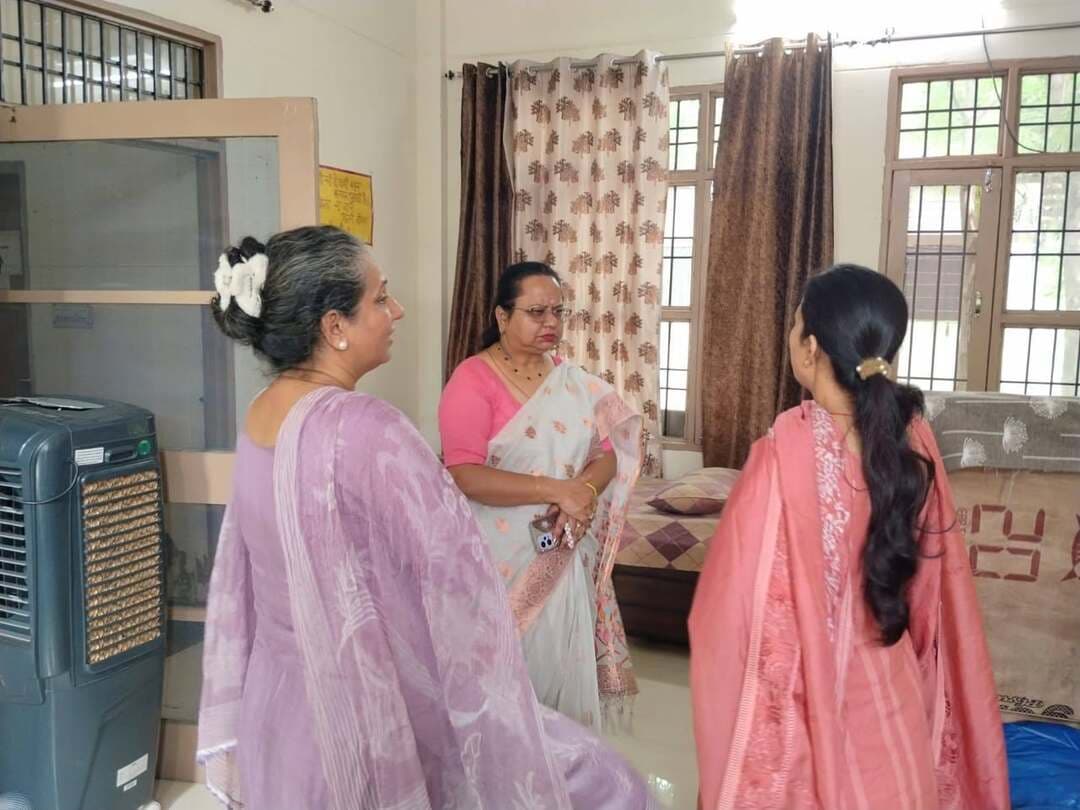 महिला आयोग की सदस्य अनुकंपा गर्ग ने किया वन स्टॉप सेंटर का औचक निरीक्षण
अनुकंपा गर्ग ने वन स्टॉप सेंटर में सेवाओं व सुविधाओं का लिया जायजा, जरूरतमंद महिलाओं को समय पर सहायता उपलब्ध करवाने पर दिया जोर
वन स्टॉप सेंटर महिलाओं को संकट में दे रहा सहायता, संरक्षण और मार्गदर्शन - डॉ अनुकंपा गर्ग
पंचकूला 1 सितंबर : हरियाणा राज्य महिला आयोग, पंचकूला की सदस्य डॉ अनुकंपा गर्ग ने आज सेक्टर-16, पंचकूला स्थित वन स्टॉप सेंटर का औचक निरीक्षण किया। इस दौरान उन्होंने केंद्र में जरूरतमंद महिलाओं एवं बालिकाओं को उपलब्ध करवाई जा रही सहायता, सुविधाओं एवं सेवाओं का जायजा लिया। इस अवसर पर जिला कार्यक्रम अधिकारी डॉ. सविता नेहरा तथा वन स्टॉप सेंटर की केंद्र प्रशासिका श्रीमती शीनम उपस्थित रहीं।
निरीक्षण के दौरान डॉ अनुकंपा गर्ग ने वन स्टॉप सेंटर द्वारा महिलाओं एवं बालिकाओं को प्रदान की जा रही विभिन्न सेवाओं, सुविधाओं और सहायता व्यवस्था की विस्तृत समीक्षा की। उन्होंने सेंटर की कार्यप्रणाली, उपलब्ध संसाधनों तथा जरूरतमंद महिलाओं को उपलब्ध करवाई जा रही सहायता के संबंध में विस्तार से जानकारी प्राप्त की।
डॉ अनुकंपा गर्ग ने वन स्टॉप सेंटर की व्यवस्थाओं एवं कार्यप्रणाली की सराहना करते हुए कहा कि संकट की परिस्थितियों में महिलाओं को आवश्यक सहायता, संरक्षण एवं मार्गदर्शन उपलब्ध करवाने में वन स्टॉप सेंटर महत्वपूर्ण भूमिका निभा रहा है। उन्होंने जिला कार्यक्रम अधिकारी डॉ. सविता नेहरा तथा सेंटर की पूरी टीम को उत्कृष्ट कार्य के लिए बधाई दी।
उन्होंने कहा कि महिलाओं के वर्तमान के साथ-साथ उनके सुरक्षित एवं सशक्त भविष्य को ध्यान में रखते हुए उन्हें सुरक्षित वातावरण, आवश्यक सहयोग तथा सशक्तिकरण के अवसर प्रदान करना अत्यंत महत्वपूर्ण है। इस दिशा में वन स्टॉप सेंटर द्वारा सराहनीय एवं प्रभावी कार्य किया जा रहा है।
आयोग सदस्य ने सेंटर में उपलब्ध सुविधाओं एवं सेवाओं को और अधिक प्रभावी बनाने तथा जरूरतमंद महिलाओं तक विभिन्न योजनाओं एवं सेवाओं का लाभ सुगमता और समयबद्ध तरीके से पहुंचाने पर भी जोर दिया। उन्होंने कहा कि महिलाओं को उनके अधिकारों एवं उपलब्ध सहायता तंत्र के प्रति जागरूक करना भी सशक्तिकरण की दिशा में महत्वपूर्ण कदम है।
इस अवसर पर वन स्टॉप सेंटर की केंद्र प्रशासिका श्रीमती शीनम ने आयोग सदस्य को सेंटर द्वारा संचालित विभिन्न गतिविधियों तथा महिलाओं एवं बालिकाओं को प्रदान की जा रही सेवाओं के बारे में विस्तारपूर्वक जानकारी दी।