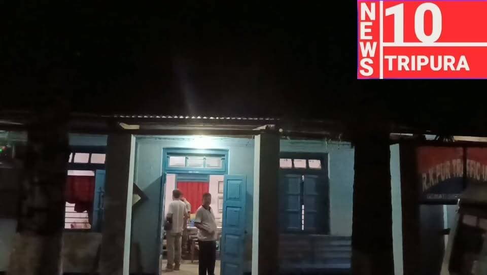 আপনি কি হেলমেট ছাড়া বাইকের বিভিন্ন কাগজপত্র ছাড়া বাইরে বের হয়েছেন তাহলে আপনি সাবধান হয়ে যান।
কারণ বর্তমানে উদয়পুরে পুলিশি অভিযান চলছে অহরহ। মঙ্গলবার বিকেল নাগাদ উদয়পুরে দুই যুবকের কাজ থেকে ফাইন করা হয়েছে ৫০ হাজার টাকা। তার সম্পূর্ণ বিষয় সংবাদমাধ্যমের মুখোমুখি হয়ে জানান ট্রাফিক ডিএসপি।