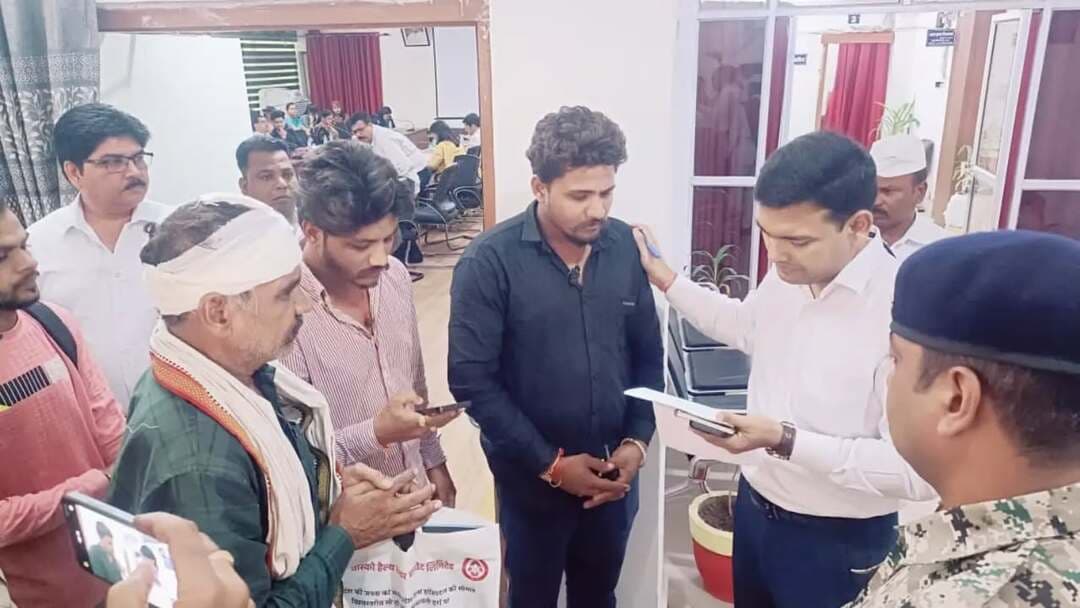 जनसुनवाई में नागरिकों की समस्याओं का हुआ निराकरण
–––
प्रति मंगलवार की भांति कलेक्ट्रेट में आयोजित जनसुनवाई में कलेक्टर श्री अरुण कुमार विश्वकर्मा द्वारा आमजन की समस्याओं की सुनवाई कर उनका निराकरण किया गया। कलेक्टर श्री विश्वकर्मा ने जनसुनवाई में आए आवेदकों से उनकी समस्याओं पर गंभीरतापूर्वक चर्चा करते हुए निराकरण किया। कुछ प्रकरणों में उन्होंने संबंधित अधिकारियों को शीघ्र आवश्यक कार्यवाही कर निराकरण हेतु निर्देशित किया। कलेक्टर श्री विश्वकर्मा ने अधिकारियों को निर्देशित किया कि जनसुनवाई में प्राप्त आवेदनों का गंभीरतापूर्वक शीघ्रता से निराकरण किया जाए। जनसुनवाई में जिला पंचायत सीईओ श्री कमल सोलंकी, अपर कलेक्टर श्री मनोज उपाध्याय तथा जिला अधिकारी उपस्थित रहे।