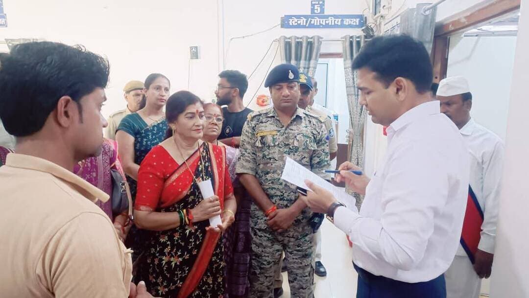 जनसुनवाई में नागरिकों की समस्याओं का हुआ निराकरण
––––
प्रति मंगलवार की भांति कलेक्ट्रेट में आयोजित जनसुनवाई में कलेक्टर श्री अरुण कुमार विश्वकर्मा द्वारा आमजन की समस्याओं की सुनवाई कर उनका निराकरण किया गया। कलेक्टर श्री विश्वकर्मा ने जनसुनवाई में आए आवेदकों से उनकी समस्याओं पर गंभीरतापूर्वक चर्चा करते हुए निराकरण किया। कुछ प्रकरणों में उन्होंने संबंधित अधिकारियों को शीघ्र आवश्यक कार्यवाही कर निराकरण हेतु निर्देशित किया। कलेक्टर श्री विश्वकर्मा ने अधिकारियों को निर्देशित किया कि जनसुनवाई में प्राप्त आवेदनों का गंभीरतापूर्वक शीघ्रता से निराकरण किया जाए। जनसुनवाई में जिला पंचायत सीईओ श्री कमल सोलंकी, अपर कलेक्टर श्री मनोज उपाध्याय तथा जिला अधिकारी उपस्थित रहे।
#Raisen Jansampark Madhya Pradesh JDjansampark Bhopal Bhopal Commissioner