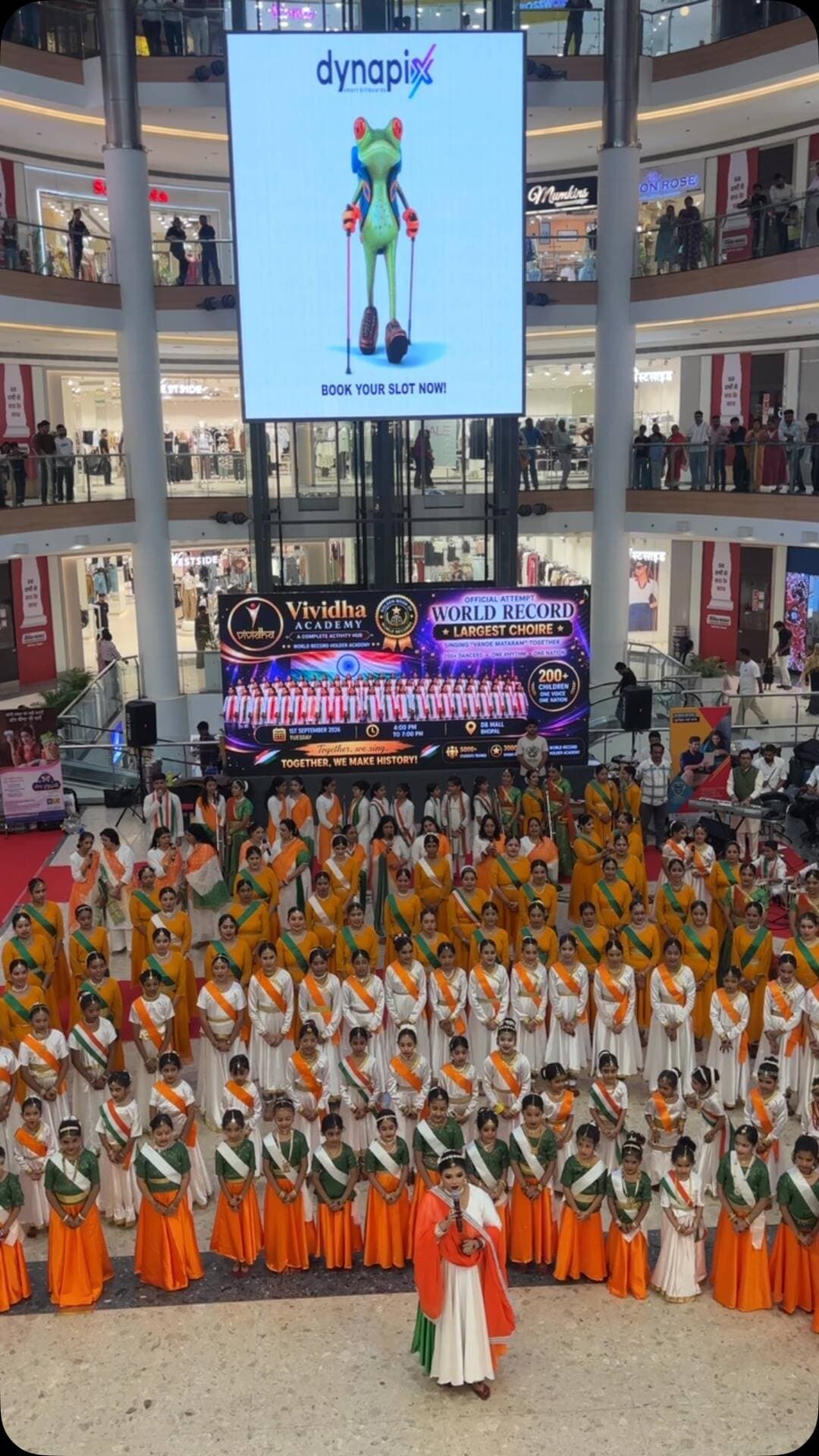 आज 1 सितंबर 2026 को DB City Mall (भोपाल) में ‘विविधा अकादमी’ (Vividha Academy) के बैनਰ तले वंदे मातरम् के 150वें वर्ष के उपलक्ष्य में एक भव्य सांस्कृतिक कार्यक्रम आयोजित हुआ।मुख्य कार्यक्रम की डिटेल्स:समय: शाम 4:00 बजे से 7:00 बजे तकआयोजन: 200 से अधिक विद्यार्थियों और कलाकारों द्वारा संगीत, सामूहिक गायन, शास्त्रीय कथक नृत्य और 40 से अधिक वाद्यों के साथ ‘वंदे मातरम्’ की प्रस्तुति।विशेष आकर्षण: एक ही मंच पर तीन विश्व World Record Attempts (World Record) बनाने के प्रयास किए गए।क्या आप इस कार्यक्रम के विजेताओं, प्रस्तुतियों या आगामी किसी अन्य इवेंट के बारे में और जानकारी चाहते हैं?