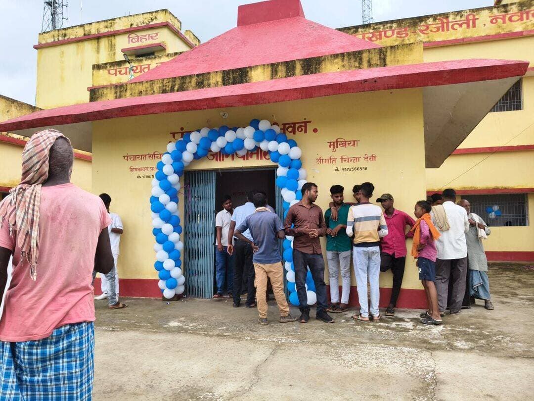 जोगियामारन में सहयोग शिविर का आयोजन किया गया
रजौली प्रखंड के जोगियामारन गाँव के पंचायत सरकार भवन में सहयोग शिविर का आयोजन किया गया । जिसमें एक दिन पूर्व 32 आवेदन आया और 16 आवेदन का निष्पादन किया गया एवं सहयोग शिविर में आए 19 आवेदन में तीन आवेदन का निष्पादन किया गया।वहीं प्रखंड स्तरीय अधिकांश अधिकारियों के साथ जिला परिवहन पदाधिकारी ने पंचायत सरकार भवन पहुंचकर अपनी अपनी उपस्थिति दर्ज कराई। ग्रामीणों ने बताया कि शिविर का समय सुबह 10:00 बजे से लेकर शाम 4:00 बजे तक निर्धारित किया गया था ।
ग्रामीणों ने कहा कि अपनी समस्या शिविर में अधिकारियों के पास रखा गया ।
ग्रामीणों ने यह भी बताया कि इससे पहले हरदिया, रजौली पश्चिमी ,अमावां पूर्वी ,लेंगुरा और रजौली पूर्वी पंचायत में आयोजित सहयोग शिविर में प्रखंड स्तरीय अधिकारी मौजूद थे ।बीडीओ संजीव झा ने कहा कि ग्रामीणों को निराश होने की आवश्यकता नहीं है उनकी सभी समस्याओं का निष्पादन 30 दिनों के अंदर कर दिया जाएगा। वहीं वीडियो ने बताया कि शिविर से पूर्व ग्रामीणों द्वारा कुल 32 आवेदन प्राप्त हुए थे जिन में 16 का निष्पादन शिविर में ही किया गया वहीं शिविर में पहुंचे 19 आवेदनों को संबंधित पदाधिकारी को सुपुर्द किया गया और तीन मामले का निष्पादन कर दिया गया । एवं बाकी बचे मामलों का भी निष्पादन जल्द ही कर दिया जाएगा। ग्रामीणों को किसी प्रकार का दिक्कतों का सामान नहीं करना पड़ेगा ।
