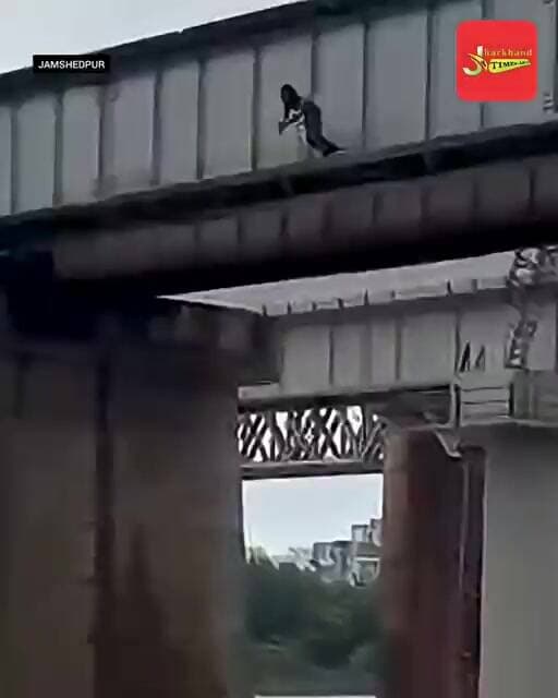 रेलवे ब्रिज से उफनती नदी में कूद रहे लड़के, अनहोनी को दे रहे आमंत्रण !