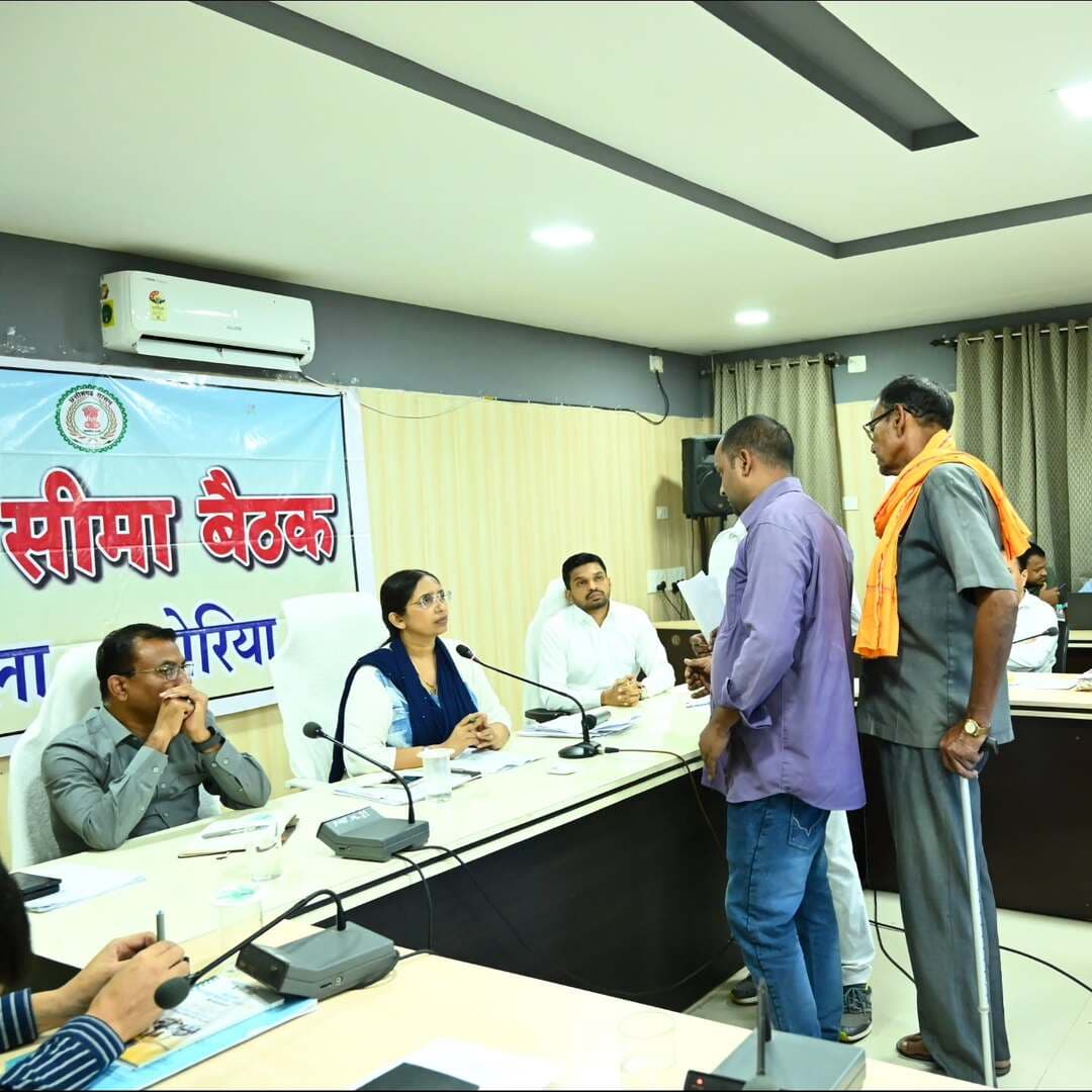 जनदर्शन में मिले 25 आवेदन, कलेक्टर श्रीमती रोक्तिमा यादव ने कहा-हर प्रकरण का समय-सीमा में हो समाधान।
कलेक्टर श्रीमती रोक्तिमा यादव ने मंगलवार को कलेक्ट्रेट सभाकक्ष में आयोजित कलेक्टर जनदर्शन में जिले के विभिन्न ग्रामीण एवं शहरी क्षेत्रों से पहुंचे नागरिकों की समस्याएं सुनीं। कलेक्टर ने आवेदकों से सीधे संवाद कर उनकी समस्याओं की जानकारी ली और संबंधित विभागीय अधिकारियों को प्रत्येक प्रकरण का परीक्षण कर नियमानुसार एवं निर्धारित समय-सीमा में निराकरण सुनिश्चित करने के निर्देश दिए।
जनदर्शन में 25 आवेदन प्राप्त हुए। इनमें वन अधिकार पट्टा, अवैध कब्जा हटाने, सड़क निर्माण एवं दुरुस्तीकरण, अभिलेखों में त्रुटि सुधार, रिकॉर्ड दुरुस्ती सहित विभिन्न जनहित से जुड़े आवेदन शामिल रहे।
@chhattisgarhcmo @dpr.chhattisgarh
#जनदर्शन #CMOChhattisgarh #KoreaDistrict #Chhattishgarh #GoodGovernance