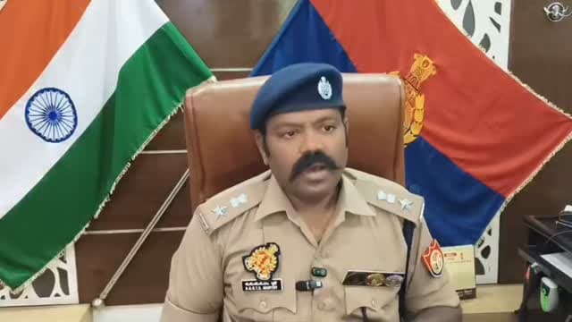 ऑपरेशन वज्र प्रहार में मेरठ पुलिस की बड़ी कार्रवाई #uppolice
#breaking #news
मेरठ। वरिष्ठ पुलिस अधीक्षक मेरठ के आदेश पर चलाए गए “ऑपरेशन वज्र प्रहार” अभियान के तहत बीते 10 दिनों में पुलिस ने कई सराहनीय कार्रवाइयां कीं। अभियान के दौरान पुलिस मुठभेड़ में अभियुक्तों की गिरफ्तारी के साथ विभिन्न मामलों में बरामदगी भी की गई। एसएसपी मेरठ ने अभियान की कार्रवाई की जानकारी देते हुए बाइट जारी की।