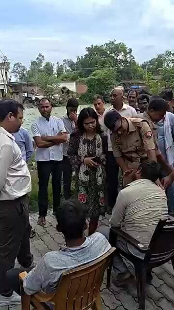 छात्रा की मौत पर अफसर पहुंचे घर: बीएसए, एएसपी, एसडीएम और बीईओ ने पिता को बंधाया ढांढस
