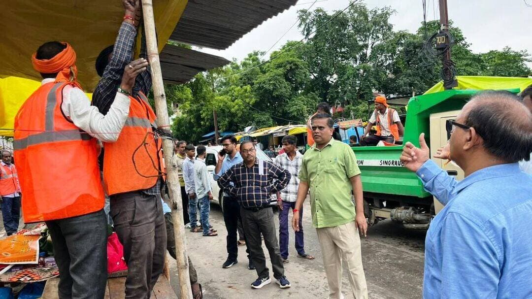 नालियों पर अतिक्रमण कारियों के विरूद्ध ननि की कार्रवाई
नवजीवन विहार और इंद्रा चौक क्षेत्र में नाली व सड़क को कराया गया अतिक्रमण मुक्त
सिंगरौली : नपानि सिंगरौली द्वारा शहर की यातायात व्यवस्था को सुगम बनाने और नालियों के सुचारु प्रवाह को बनाए रखने के लिए अवैध अतिक्रमण के खिलाफ सख्त रुख अपनाया गया है।
ननि आयुक्त सविता प्रधान के स्पष्ट दिशा-निर्देशन तथा उपायुक्त आरपी बैस के प्रत्यक्ष नेतृत्व में निगम प्रशासन की टीम ने नवजीवन विहार और विंध्यनगर मेन रोड स्थित इंद्रा चौक चौराहे के आसपास व्यापक अतिक्रमण रोधी कार्रवाई को अंजाम दिया। इस दौरान सड़क और नालियों पर अवैध रूप से कब्जा जमा, दुकानदारों और ठेला चालकों में हड़कंप का माहौल देखा गया।
ननि के अधिकारियों और कर्मचारियों ने दल-बल के साथ कार्रवाई करते हुए सार्वजनिक रास्तों, सड़कों के किनारों और नालियों के ऊपर किए गए अस्थायी व स्थायी निर्माणों को हटवाया।
अधिकारियों ने स्पष्ट किया कि नालियों और सड़कों पर अतिक्रमण होने के कारण न केवल दैनिक यातायात बुरी तरह प्रभावित होता है, बल्कि जल भराव की गंभीर समस्या भी पैदा हो जाती है।कार्रवाई के दौरान स्वास्थ्य अधिकारी बीजी चतुर्वेदी, सहायक यंत्री प्रवीण गोस्वामी, सहायक यंत्री दिनेश तिवारी, स्वच्छता निरीक्षक पवन बरोदे सहित अन्य मौजूद रहे।