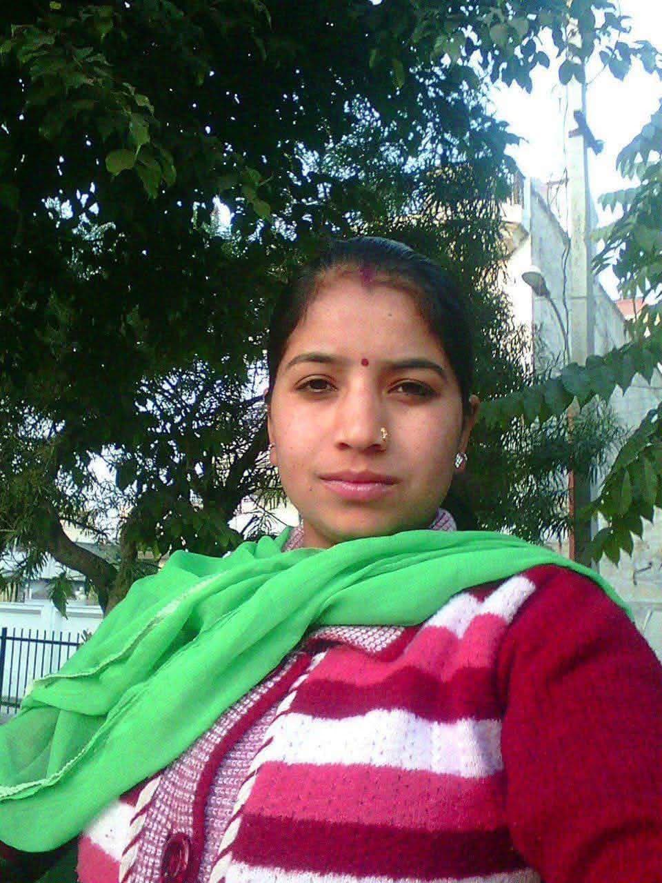#बेहद दुखद और स्तब्ध कर देने वाली खबर 😭
बड़ेथ की बेटी और पल्ली की बहू आशा नेगी जी के निधन की दुखद खबर सामने आई है। बताया जा रहा है कि वह लंबे समय से ब्रेन ट्यूमर से पीड़ित थीं। पैठाणी पुल से नदी में गिरने के बाद उनकी तलाश की जा रही थी, जिसके बाद उनका शव सांकरसैण से बरामद किया गया।
सुबह सोशल मीडिया पर साझा की गई उनकी आखिरी फेसबुक स्टोरी अब परिवार और परिचितों के लिए एक बेहद भावुक कर देने वाली याद बनकर रह गई है।
ईश्वर दिवंगत आत्मा को अपने श्रीचरणों में स्थान दें और शोकाकुल परिजनों को इस अपार दुःख को सहने की शक्ति प्रदान करें।
ॐ शांति 🙏💐