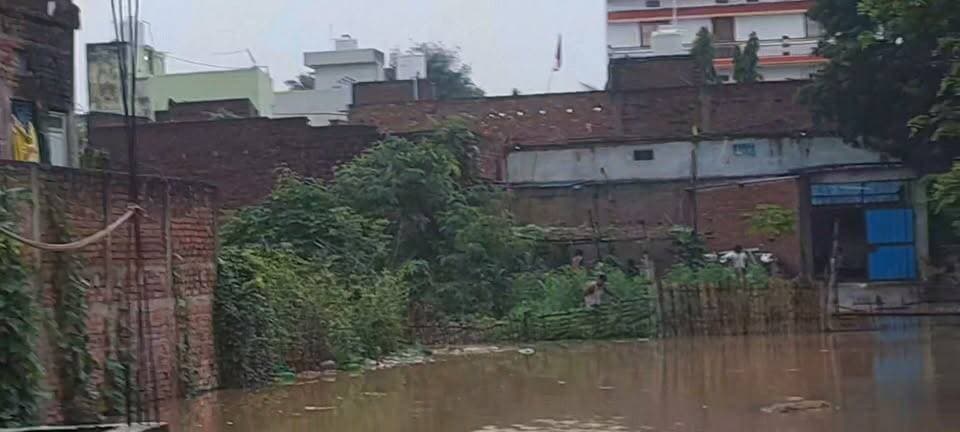 कैमूर जिला के मोहनिया प्रखंड के बेलौङी गांव में दुर्गावती नदी का पानी घुसा कई लोगों के घर तक पानी पहुंचा, प्रशासन अलर्ट पर..
