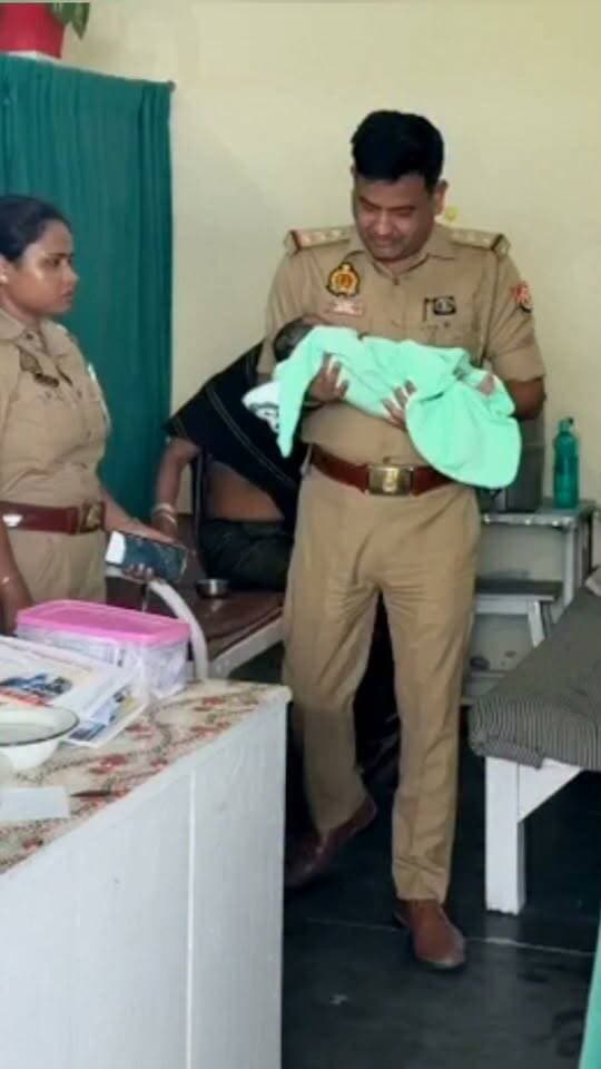 खेत में फेंके गए नवजात को रोहनिया पुलिस ने बचाया, इंस्पेक्टर ने दिखाई इंसानियत
वाराणसी। “जाको राखे साइयां, मार सके न कोय, बाल न बांका करि सके, जो जग बैरी होय”—यह पंक्ति मंगलवार सुबह करीब 10 बजे वाराणसी के रोहनिया थाना क्षेत्र में चरितार्थ होती नजर आई। जन्म के कुछ ही समय बाद एक नवजात शिशु को कथित रूप से लोकलाज के भय से किसी ने खेत में मरने के लिए छोड़ दिया। ठंड और भूख से तड़प रहे मासूम की सूचना मिलने पर रोहनिया थाने के प्रभारी निरीक्षक राजू सिंह तत्काल मौके पर पहुंचे।
पुलिस के अनुसार, नवजात को खेत में असहाय अवस्था में पाया गया। प्रभारी निरीक्षक ने बिना समय गंवाए बच्चे को उपचार के लिए निजी अस्पताल पहुंचाया। समय पर उपचार मिलने से नवजात की जान बच गई। उपचार के बाद उसकी हालत स्वस्थ बताई जा रही है।
प्रभारी निरीक्षक राजू सिंह के इस संवेदनशील प्रयास की क्षेत्र में सराहना हो रही है। लोगों का कहना है कि पुलिस की जिम्मेदारी केवल कानून-व्यवस्था बनाए रखने तक सीमित नहीं है, बल्कि जरूरत पड़ने पर मानव जीवन की रक्षा करना भी उसका महत्वपूर्ण दायित्व है।
नवजात को खेत में छोड़ने वाले व्यक्ति के प्रति लोगों में आक्रोश है। वहीं, पुलिस अधिकारी द्वारा समय रहते मासूम की जान बचाने के प्रयास को लोग इंसानियत की मिसाल बता रहे हैं।
#LETESTNEWS #LetestUpdate #LucknowNews
👇👇