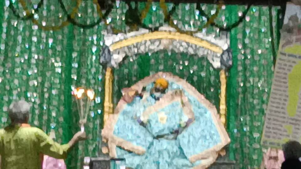 🌸🙏 श्रीधाम बरसाना में श्रीजी राधा रानी की दिव्य मंगला आरती के अलौकिक दर्शन 🙏🌸
बरसाना। आज गुरुवार को श्रीधाम बरसाना में श्रीजी राधा रानी की दिव्य मंगला आरती के अलौकिक दर्शन का सौभाग्य प्राप्त हुआ।
ब्रह्म मुहूर्त में जैसे ही श्रीजी के पट खुले, पूरा वातावरण भक्ति और श्रद्धा से सराबोर हो उठा। ऐसा प्रतीत हुआ मानो साक्षात प्रेम, करुणा और कृपा की वर्षा हो रही हो।
श्रीजी के मनोहारी दर्शन पाकर श्रद्धालुओं का मन भाव-विभोर हो उठा। इस दिव्य एवं पावन क्षण ने जीवन को धन्य कर दिया।
🌺 श्री राधा रानी सरकार की जय!
🌺 श्री लाडली लाल की जय हो!
🌺 राधे-राधे! 🙏