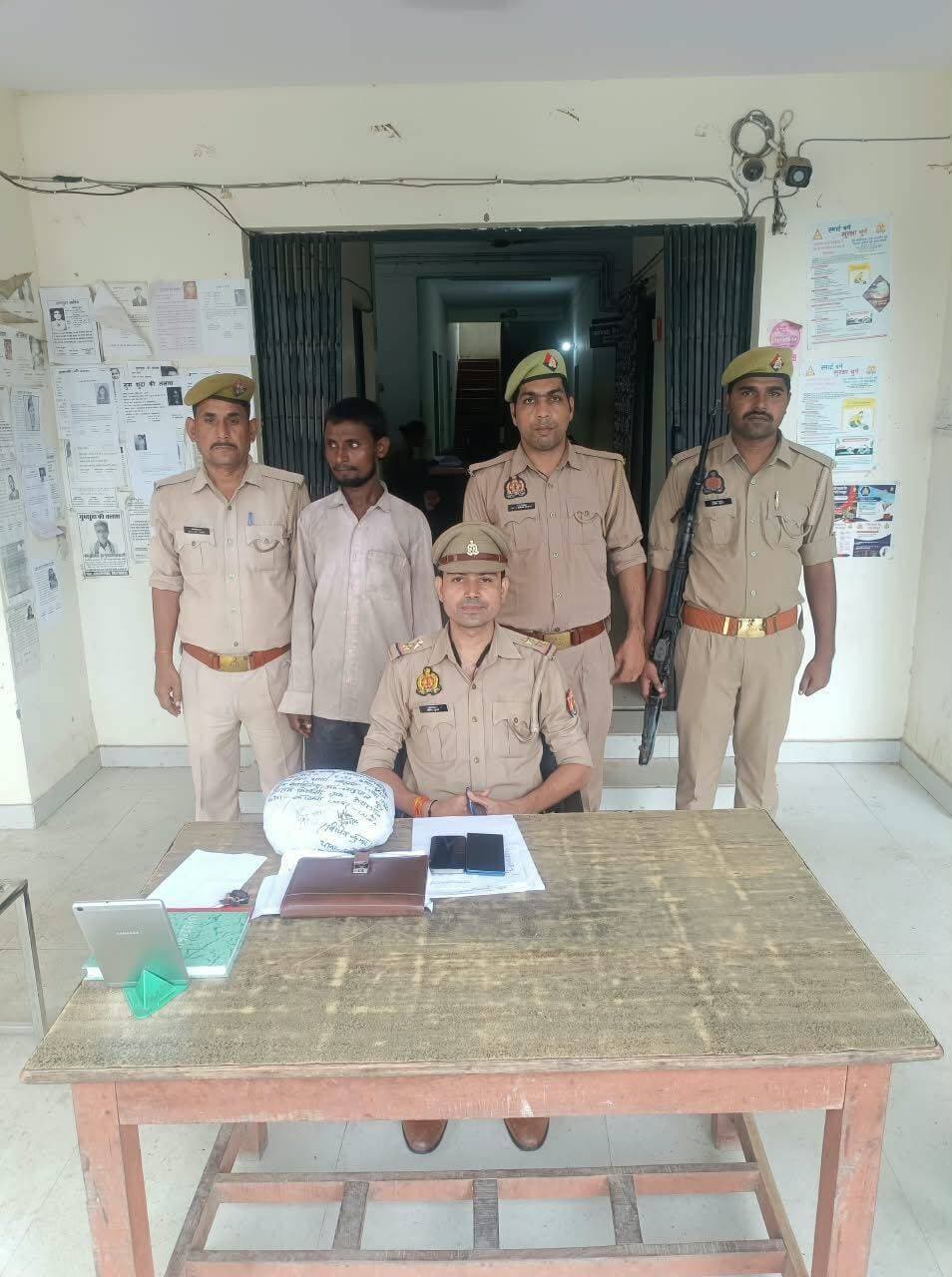 कोतवाली कालपी पुलिस द्वारा 01 गांजा तस्कर को 1.15 कि.ग्रा. गांजा के साथ गिरफ्तार कर विधिक कार्यवाही की गयी।।