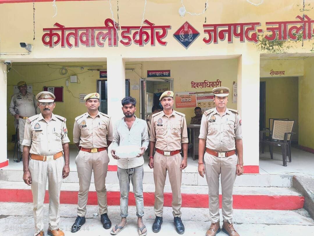 थाना डकोर पुलिस द्वारा 01 गांजा तस्कर को 1.11 कि.ग्रा. गांजा के साथ गिरफ्तार कर विधिक कार्यवाही की गयी ।