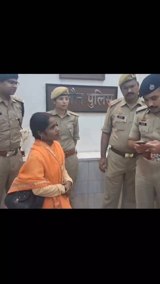 जालौन पुलिस को बड़ी सफलता: 40 लाख के 241 गुम मोबाइल बरामद, मालिकों को लौटाए!!
जालौन। अपर पुलिस महानिदेशक कानपुर जोन और IG झांसी परिक्षेत्र के निर्देशन में SP जालौन के पर्यवेक्षण व ASP जालौन के नेतृत्व में साइबर थाना और जनपद के थानों की संयुक्त टीम ने बड़ी कार्रवाई की है।
पुलिस टीम ने विभिन्न थाना क्षेत्रों व अन्य जनपदों/राज्यों से गुम हुए 241 मोबाइल फोन (कीमत लगभग 40 लाख 97 हजार रुपये) बरामद किए हैं। आज दिनांक 01.09.2026 को पुलिस अधीक्षक जालौन द्वारा सभी मोबाइल उनके असली मालिकों को सौंपे गए। अपना खोया मोबाइल वापस पाकर लोगों के चेहरे खिल उठे।
बरामदगी का विवरण - :
- 241 मोबाइल फोन, कीमत लगभग 40,97,000/- रुपये
बरामद करने वाली टीम - :
- प्रभारी निरीक्षक साइबर थाना मय टीम व जनपद के सभी थानों पर गठित साइबर टीम