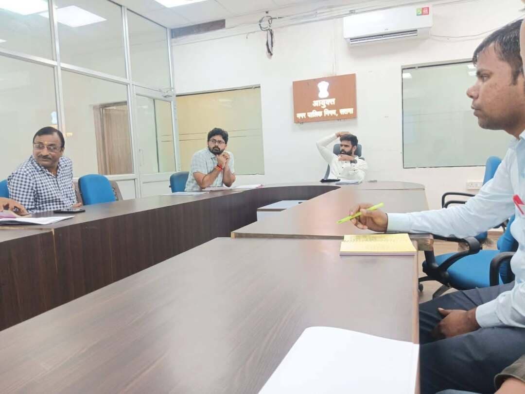 *निगम की आय बढ़ाने पर आयुक्त डॉ. नागार्जुन बी. गौड़ा का जोर, वित्तीय स्थिति की ली विस्तृत जानकारी*
_लेखा शाखा की बैठक में आय-व्यय और आय के विभिन्न स्रोतों की समीक्षा, प्रत्येक बिंदु पर अधिकारियों से की चर्चा_
डॉ. नागार्जुन बी. गौड़ा,आयुक्त नगर पालिक निगम सतना ने मंगलवार को लेखा शाखा की बैठक लेकर निगम की वित्तीय स्थिति एवं लेखा संबंधी कार्यों की विस्तृत समीक्षा की। उन्होंने निगम के आय-व्यय, आय के विभिन्न स्रोतों एवं प्रमुख व्यय मदों के संबंध में अधिकारियों से जानकारी प्राप्त की।
बैठक में आयुक्त महोदय ने निगम को विभिन्न स्रोतों से प्राप्त होने वाली आय और अलग-अलग मदों में किए जा रहे व्यय की स्थिति को समझते हुए प्रत्येक बिंदु पर अधिकारियों से विस्तार से चर्चा की। इस दौरान आय बढ़ाने की संभावनाओं तथा उपलब्ध आय स्रोतों के बेहतर उपयोग को लेकर भी विचार-विमर्श किया गया।
आयुक्त महोदय ने निगम की आय बढ़ाने एवं आय के स्रोतों को मजबूत करने पर विशेष जोर दिया। उन्होंने वित्तीय व्यवस्थाओं को सुव्यवस्थित रखने, वित्तीय अनुशासन सुनिश्चित करने तथा लेखा संबंधी कार्यों को प्रभावी ढंग से संचालित करने के लिए आवश्यक दिशा-निर्देश दिए।
बैठक में उपायुक्त श्री सत्यम मिश्रा, कार्यपालन यंत्री श्री राहुल पटेल, सहायक यंत्री श्री रोजल प्रताप सिंह,सहायक लेखाधिकारी श्री देवेन्द्र पाण्डेय एवं श्री कृष्ण कुमार तिवारी सहित लेखा शाखा के अधिकारी एवं कर्मचारी उपस्थित रहे।
PRO Satna Jansampark Madhya Pradesh Department of Urban Development & Housing MP CM Madhya Pradesh Kailash Vijayvargiya Pratima Bagri Collector Satna Yogesh Kumar Tamrakar PMO India Satna Smart City Development Limited Dr. Nagarjun B Gowda IAS