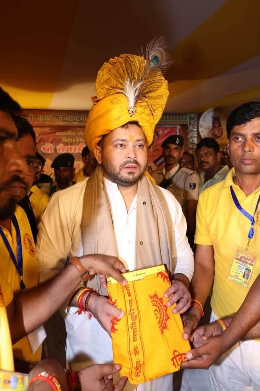 औरंगाबाद के गोह में श्रीकृष्णा सामाजिक सेवा संघ द्वारा आयोजित जन्माष्टमी महोत्सव में शामिल हुए तेजस्वी यादव. इस दौरान हर्षोल्लास से पूजा-अर्चना कर भगवान श्रीकृष्ण जी से प्रदेश में सुख-शांति, समृद्धि, उन्नति-प्रगति और आनंद की मंगलकामना की तथा क्षेत्रवासियों को अपनी शुभकामनाएं दी।
उन्होंने लिखा भगवान श्रीकृष्ण के दिव्य संदेश और उपदेश को हमें आज के इस दौर में आत्मसात करने की अत्यधिक आवश्यकता है।कंस सी क्रूर बिहार की डबल इंजन सरकार से आज हर व्यक्ति दुखी है। एनडीए सरकार प्रदत्त बेरोजगारी रूपी बुराई, अपराध रूपी अधर्म, भ्रष्टाचार रूपी भस्मासुर, महंगाई रूपी मारामारी, बलात्कार जैसे अत्याचार का नाश करना जनहित में जरूरी है।
#Krishna #janmashtami #RJD #TejashwiYadav